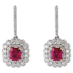 Boucles d
oreilles pendantes halo en rubis fin taille émeraude de 2,54 carats et diamants de 2,00 carats ref753