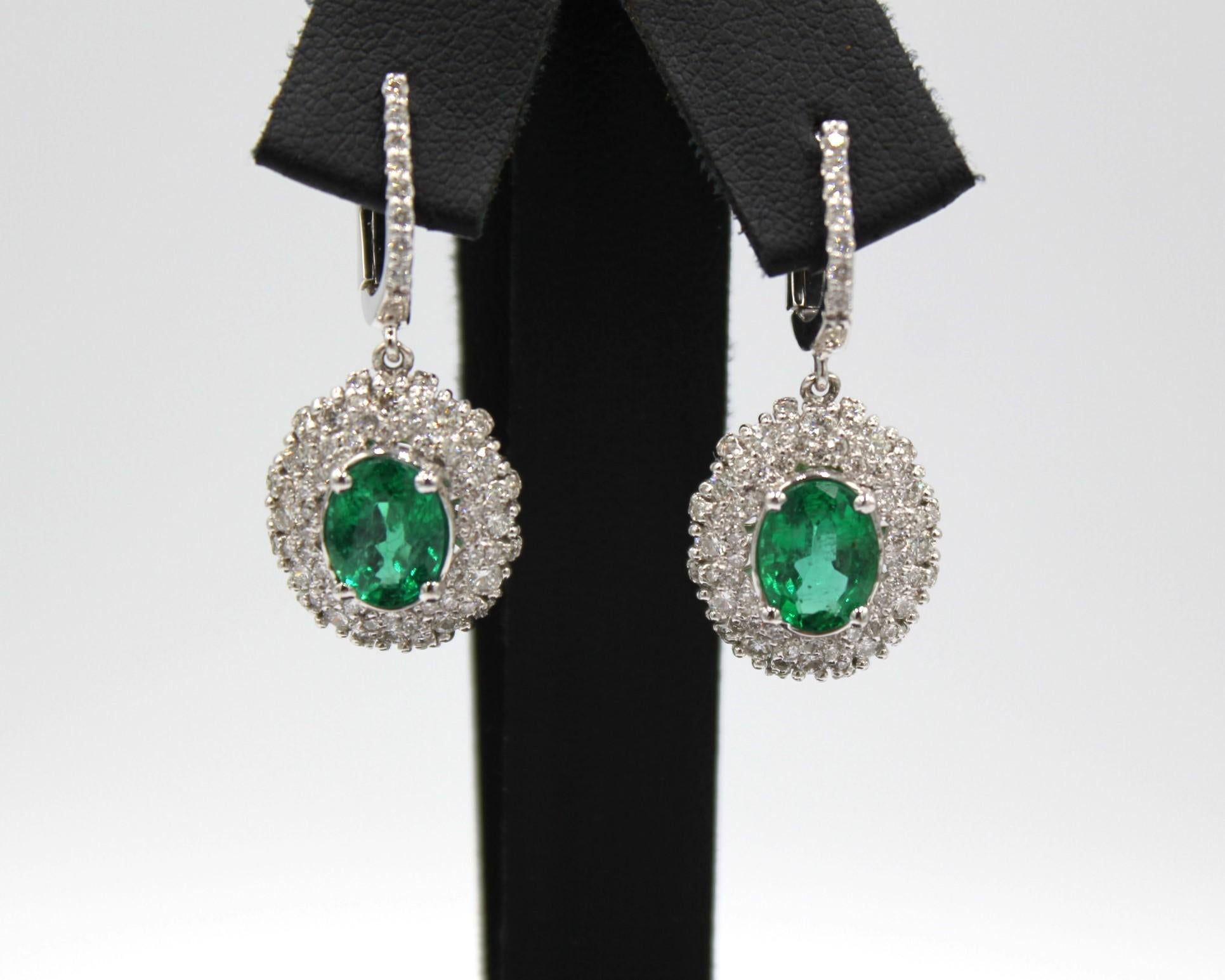 2,54 Karat Gepaarte ovale sambische Smaragde und 134 runde Diamanten mit einem Gesamtgewicht von 1,54 Karat. 

Dieser wunderschöne Smaragd-Diamant-Ohrring wird Ihre Eleganz und Einzigartigkeit unterstreichen. 

Artikel-Details:
- Typ: Ohrring
-