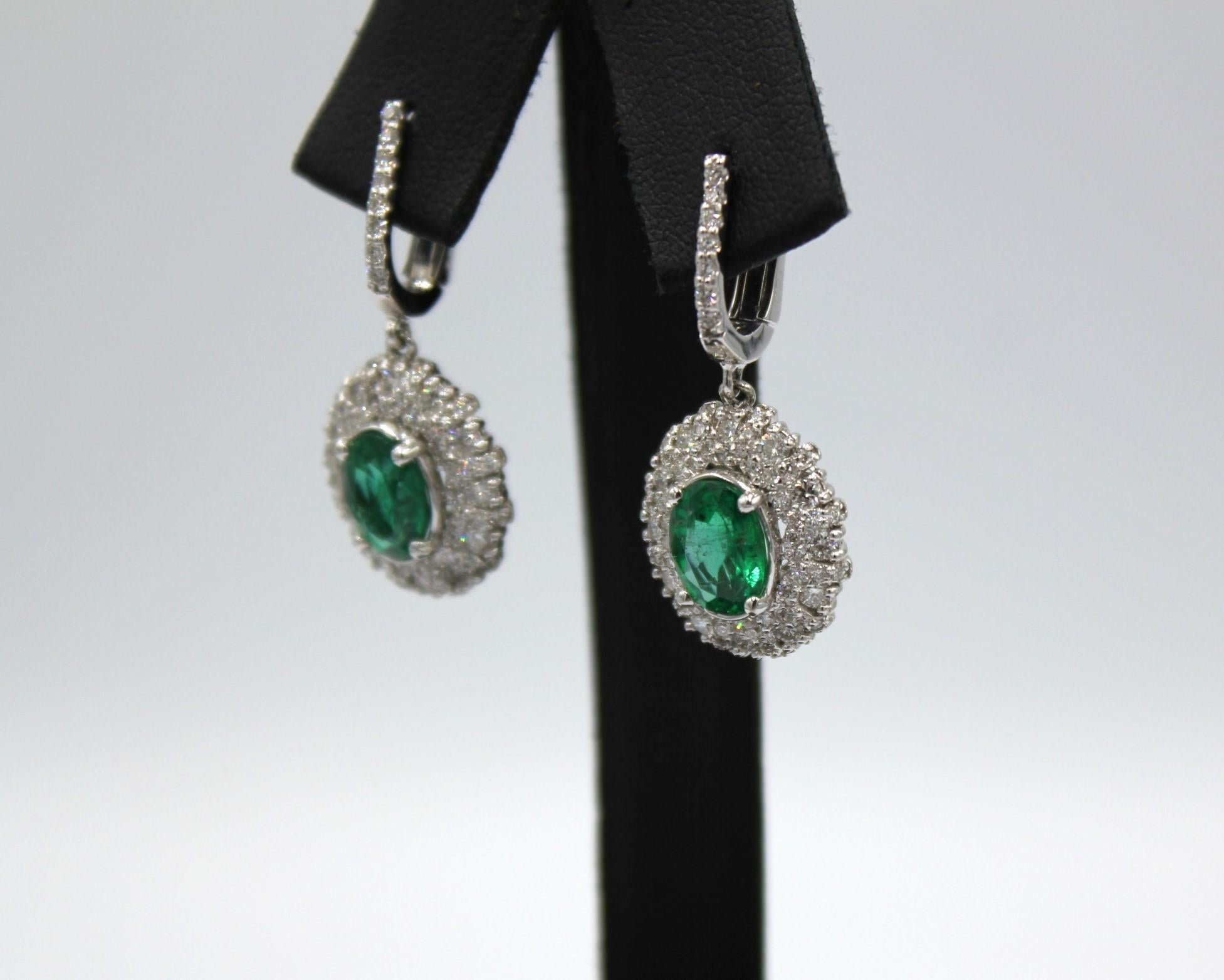 2.54 Carat Emerald Diamond Earring  In New Condition For Sale In New York, NY