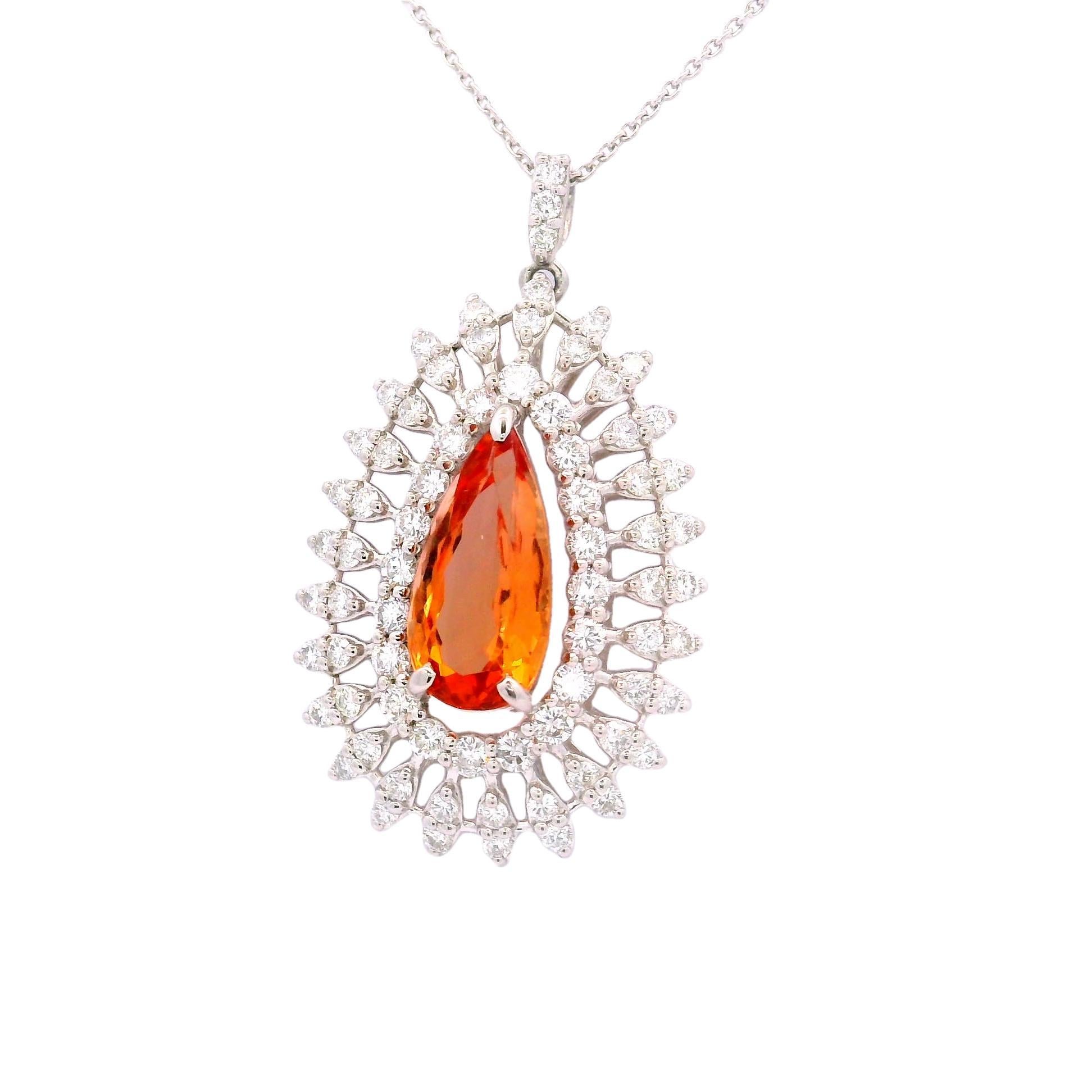 Una straordinaria collana con ciondolo che ha come centro un vibrante topazio imperiale a forma di pera. Il topazio, del peso di 2,54 carati, emana una ricca tonalità arancione, una pietra pregiata e rara. Il topazio è circondato da diamanti bianchi