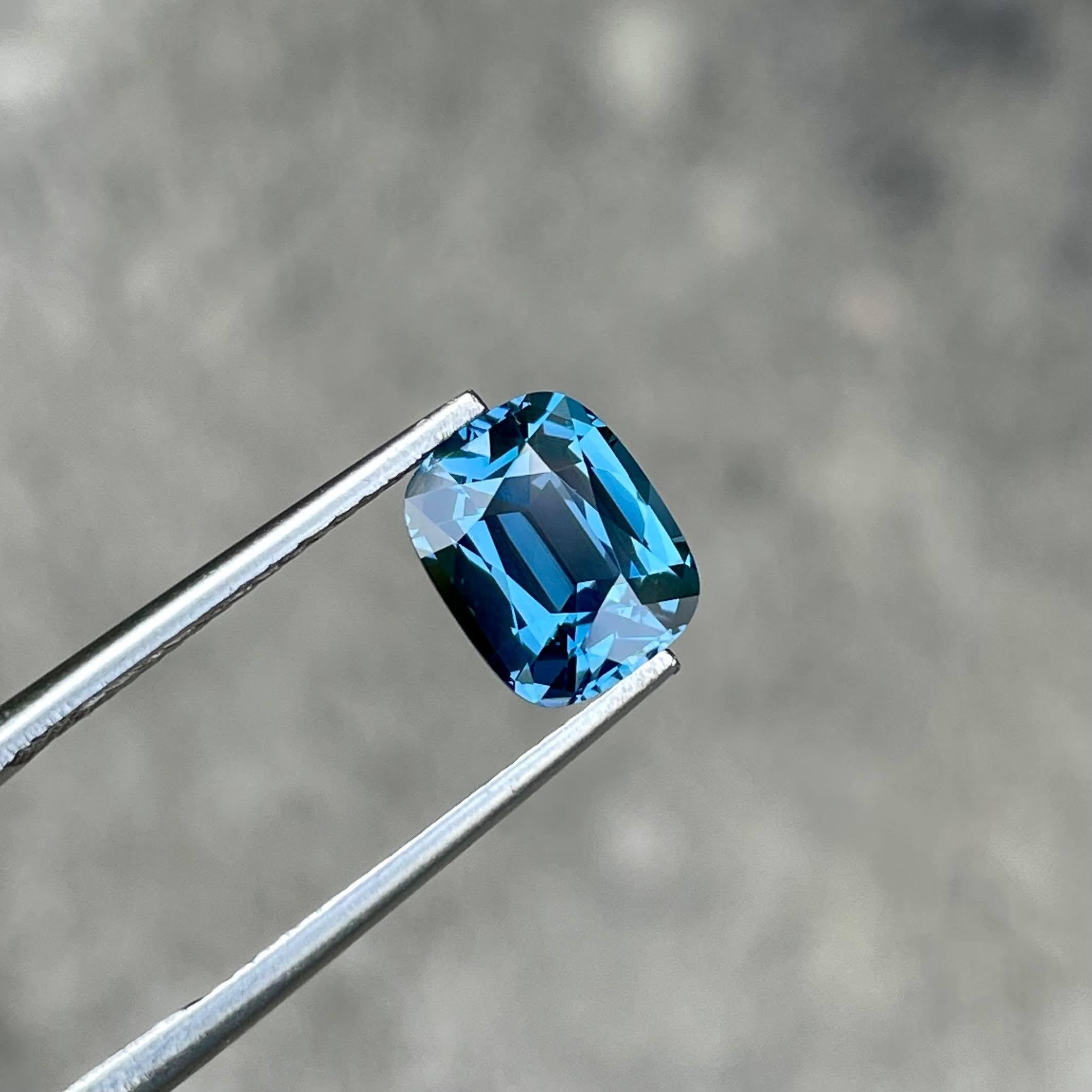 2.54 Carat Loose Blue Spinel Stone Cushion Cut Natural Tanzanian Gemstone In New Condition For Sale In Bangkok, TH