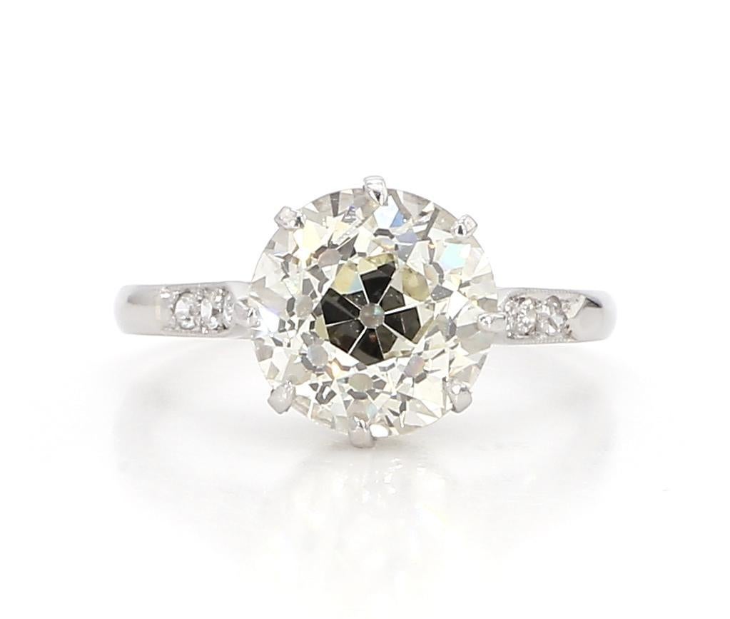 La bague solitaire en diamant est une magnifique bague en diamant connue pour sa clarté et sa brillance exceptionnelles. Ce diamant a une taille de 2,54 carats, ce qui en fait un choix luxueux et accrocheur pour n'importe quel bijou. Le degré de