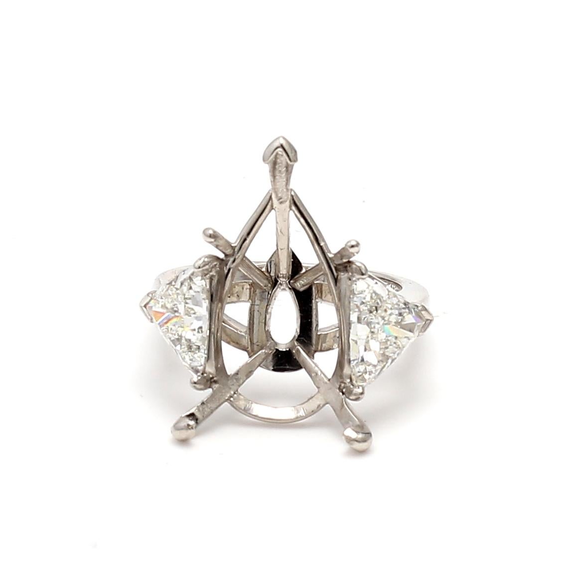 Titel:
2,54 Karat Dreieckiger Formenring I SI1 Diamant Weiß Platin Halbfassung Ring
Stil:
Semi-Mount
Metall:
Weißes Platin
Edelstein 1:
1,13 Karat Diamant
Anzahl von Steinen:
1
Farbe:
I
Klarheit:
SI1
Die Form:
Dreieckige Form
GIA:
DIAM TR I SI1