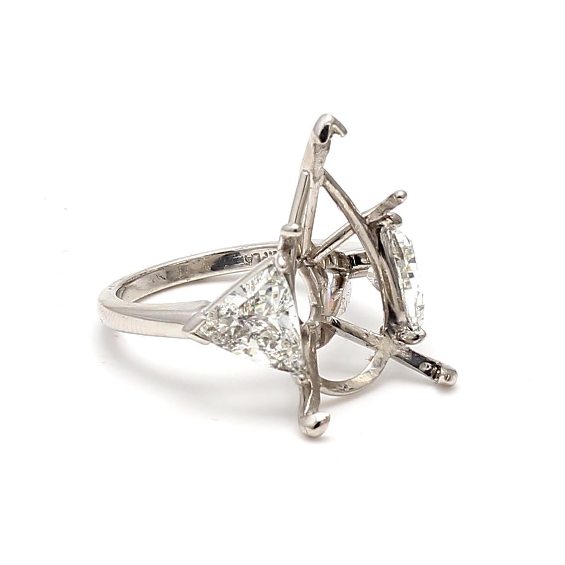 2,54 Karat Dreieckiger Formenring I SI1 Diamant Weiß Platin Halbfassung Ring (Trillionschliff) im Angebot