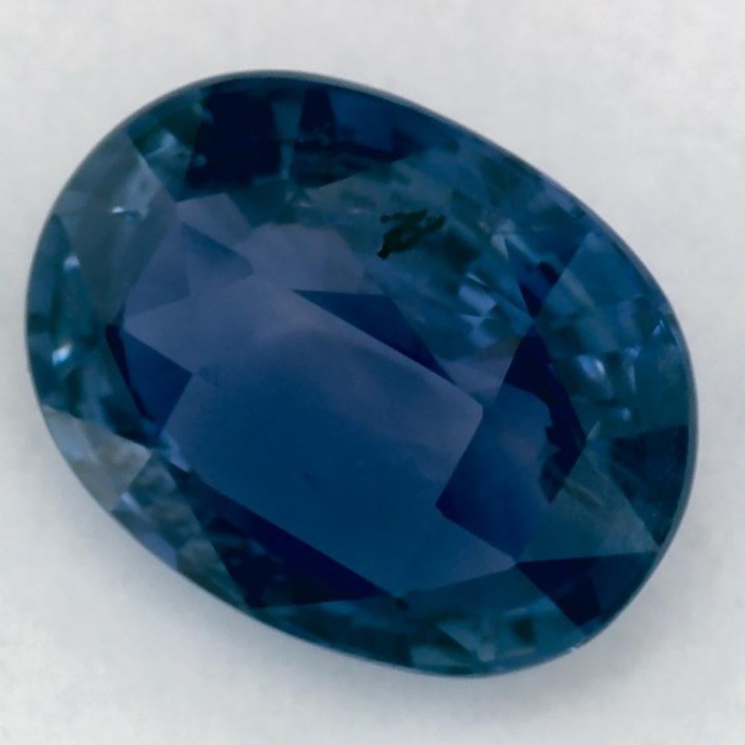 Dieser natürliche blaue Saphir bietet Eleganz und Raffinesse. Mit seiner satten Farbsättigung und seinem präzisen Schliff ist er der perfekte Mittelpunkt für einen Verlobungsring oder ein luxuriöses Schmuckdesign.

Dieser Saphir stammt aus Sri Lanka