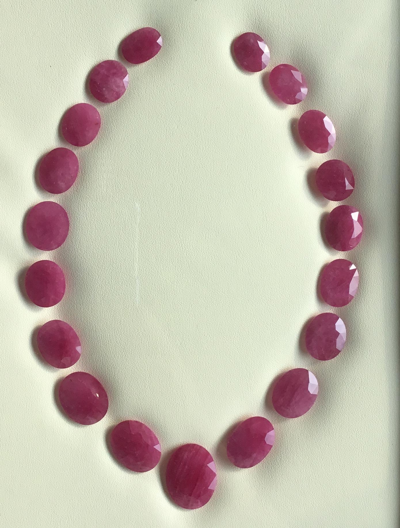 254.39 Carats Ruby Mozambique Oval Faceted Cut stone Layout Heated Natural Gem

Poids : 254,39 carats
Pièces : 19
Forme : Pierre ovale facettée