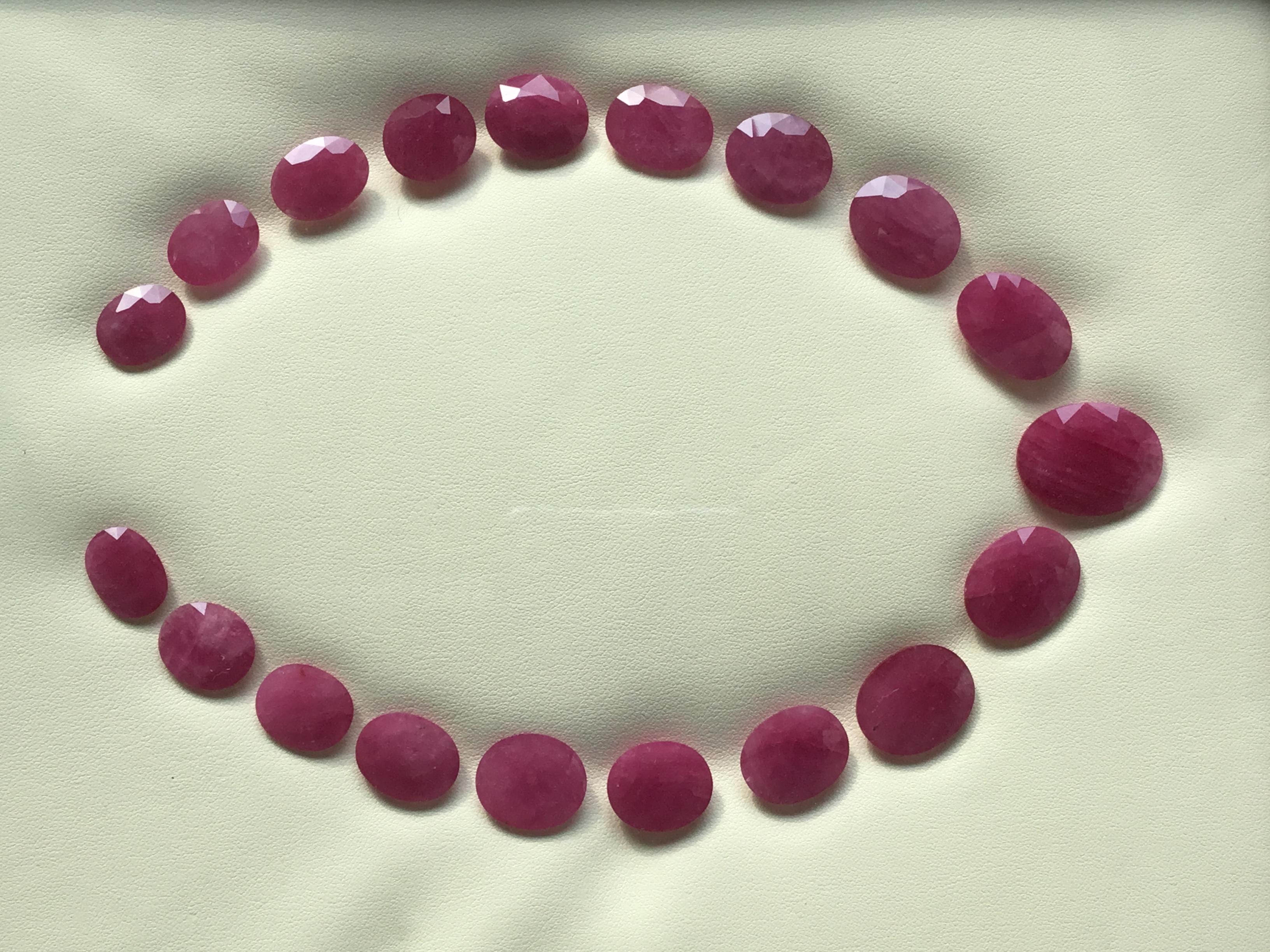 Taille ovale 254.39 Carats Ruby Mozambique Oval Faceted Cut stone Layout Heated Natural Gem en vente