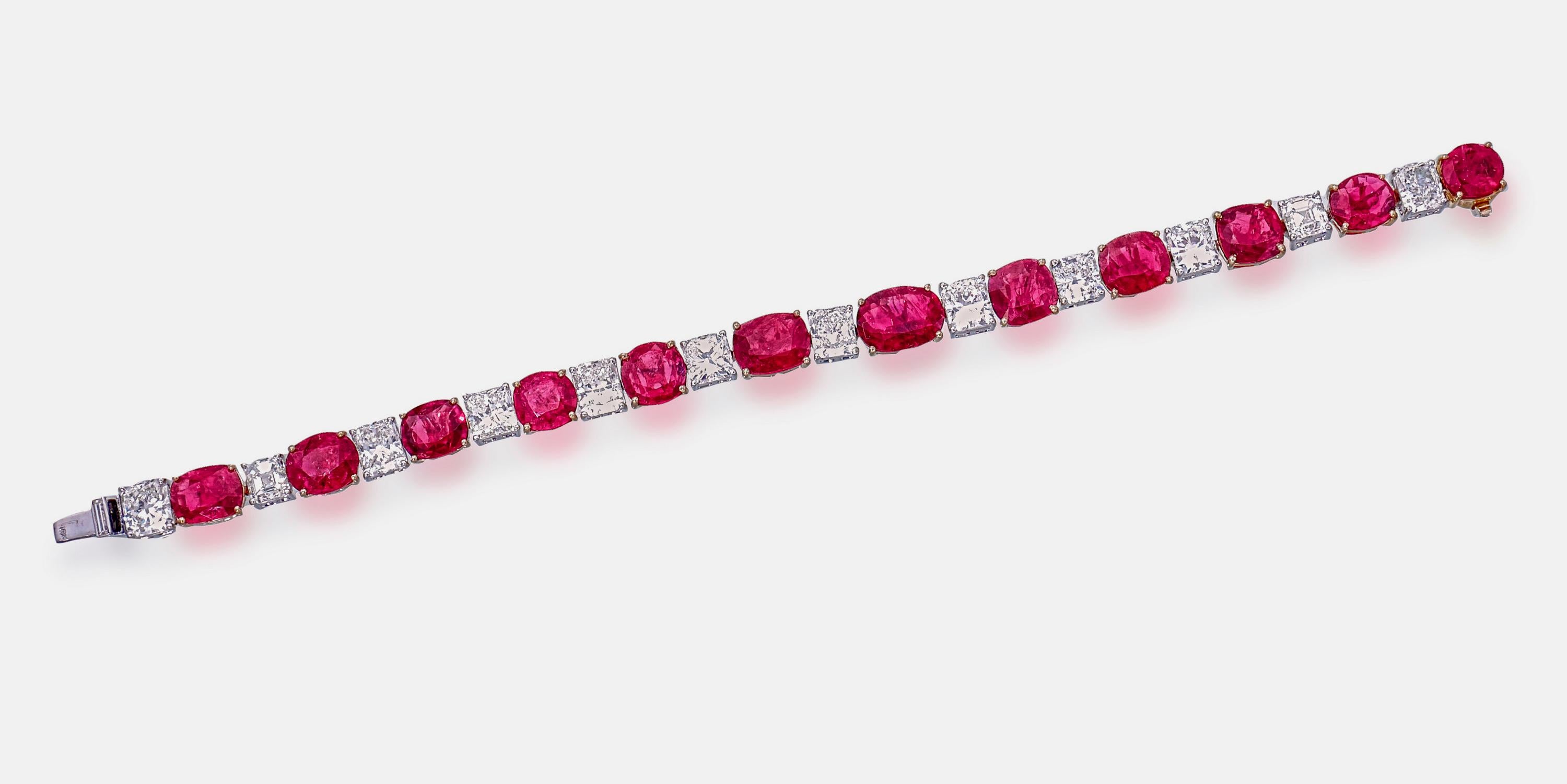 Un élégant bracelet de tennis en or blanc 18 carats, composé de rubis et de diamants de Birmanie, est mis en valeur par les bijoux de REWA.

Il est serti de 12 rubis de taille coussin d'un poids approximatif de 25,49 carats. Ces rubis birmans non