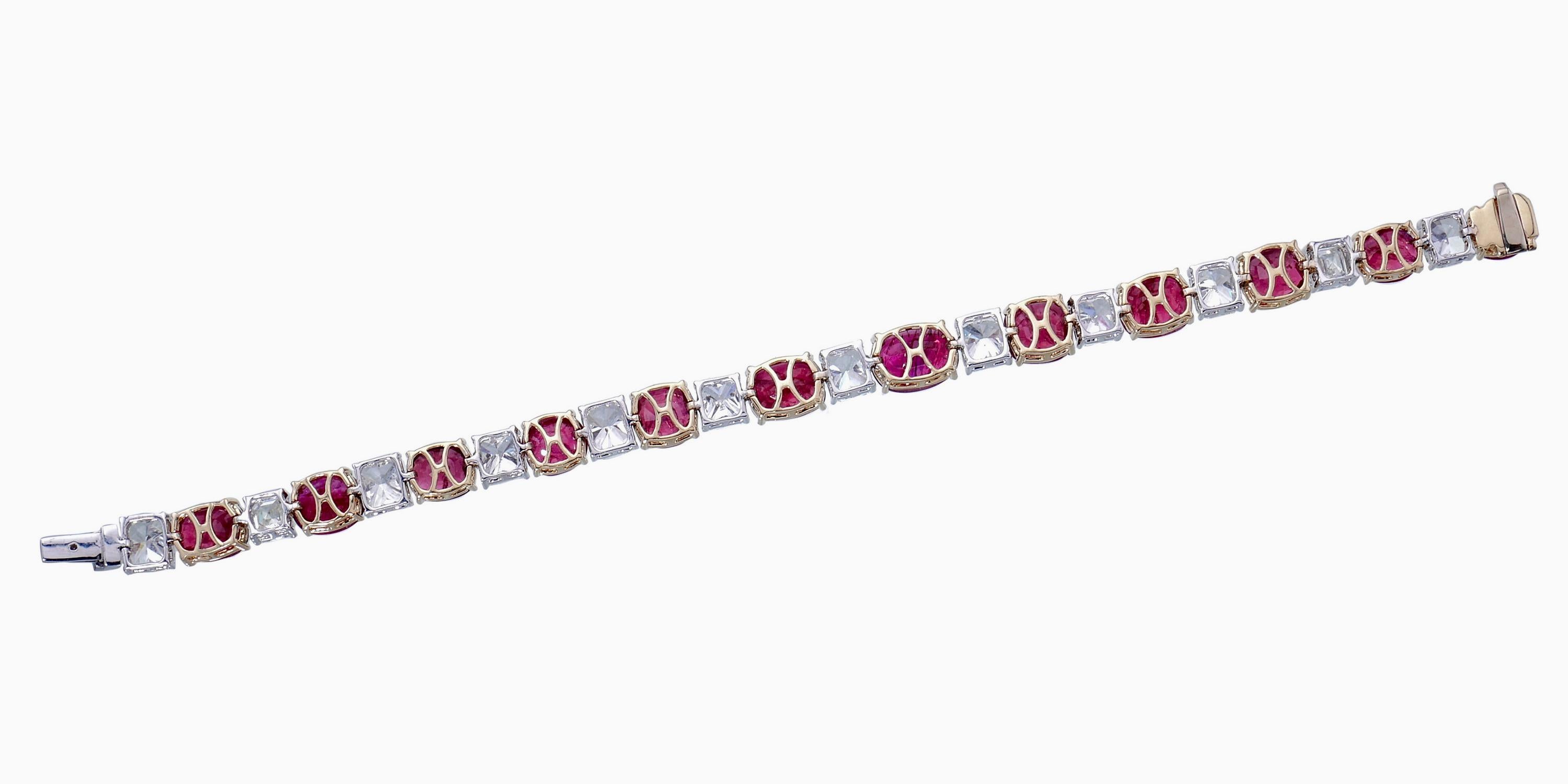 Moderniste Bracelet en or blanc 18 carats avec rubis et diamants de Birmanie No Heat de 25,49 carats en vente