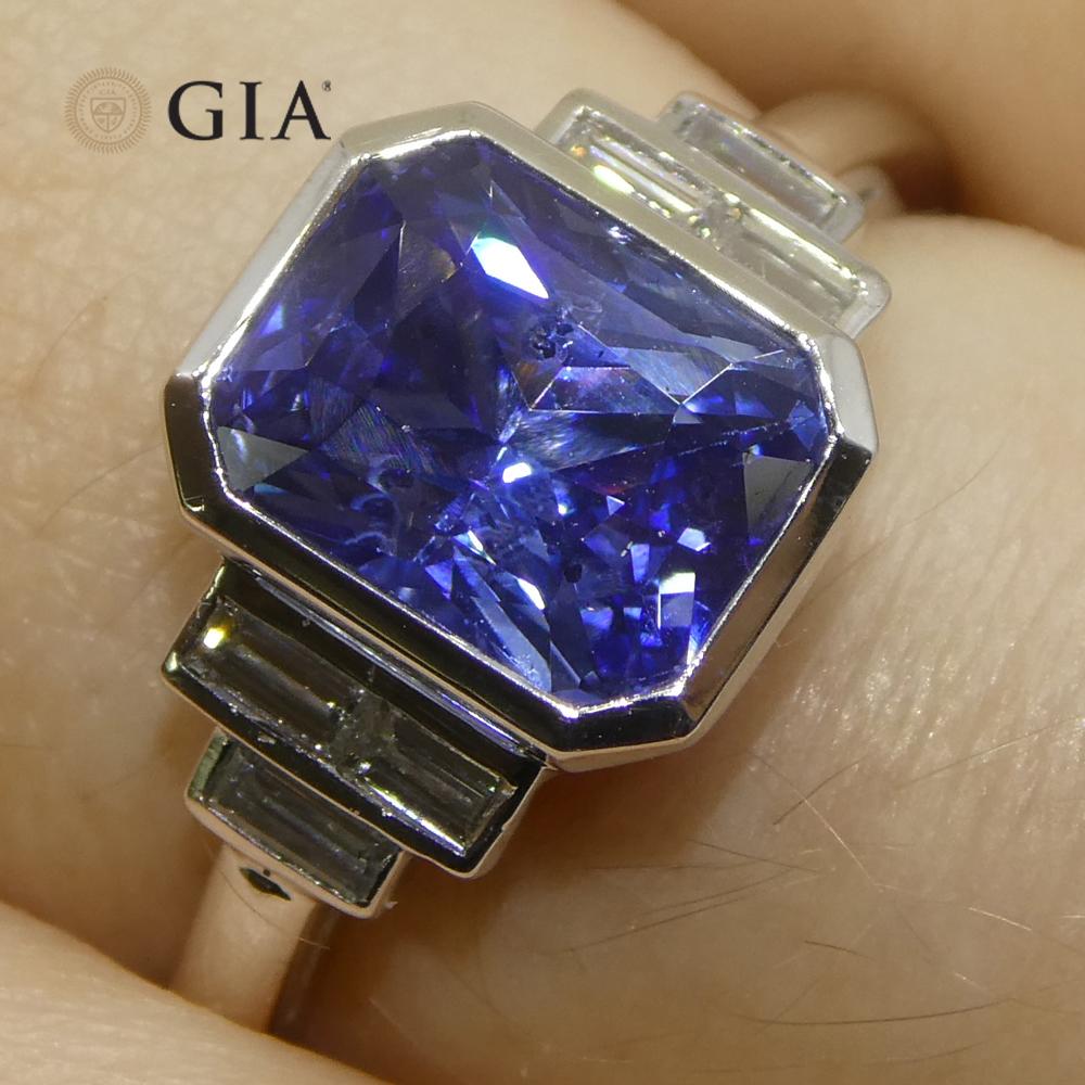 Cette bague exquise est ornée d'un saphir bleu de 2,54 carats taillé en coussin, provenant du Sri Lanka et accompagné d'un certificat GIA confirmant son authenticité et sa qualité.

La riche teinte bleue profonde du saphir est complétée par un halo