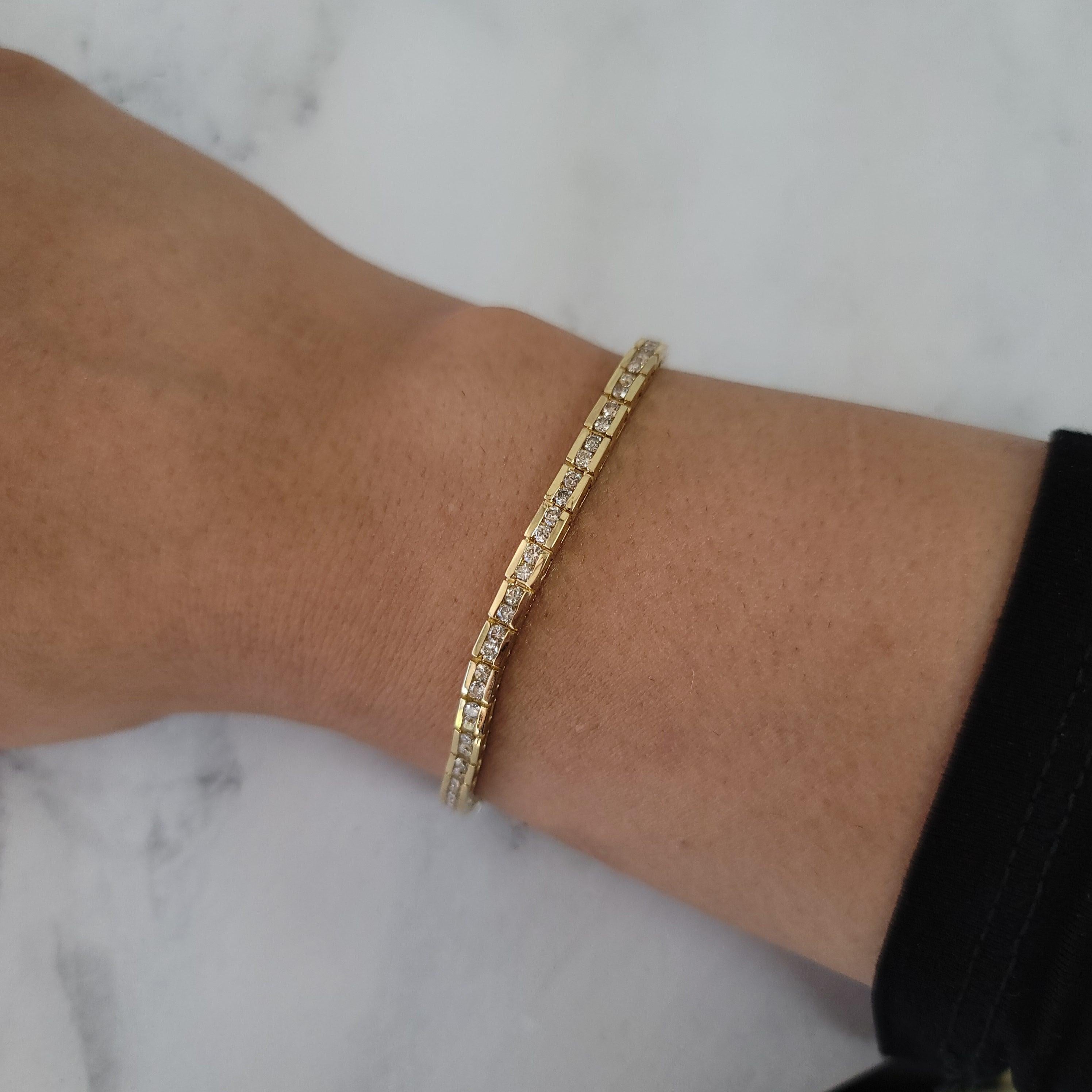 ♥ Descripción de la pulsera de tenis ♥

Piedra principal: Diamante 
Aprox. Quilate total del diamante: 2,54 ctw
Color del diamante: J/K
Claridad del diamante: SI1-I1
Corte del diamante: Redondo
Tipo de metal: Oro amarillo de 14 quilates 
Metal Peso: