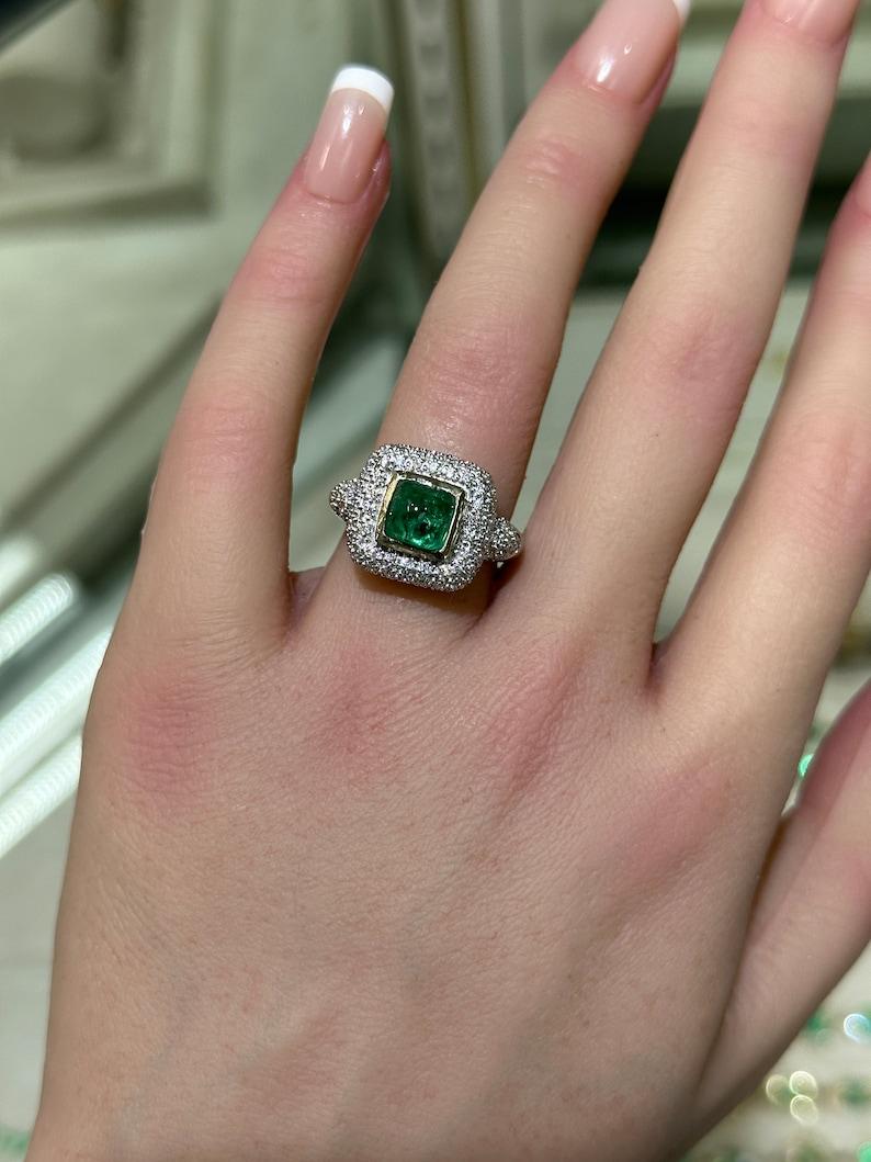 Moderno Anello con smeraldo cabochon e diamanti da 2,54tcw 14K - Design raro in vendita