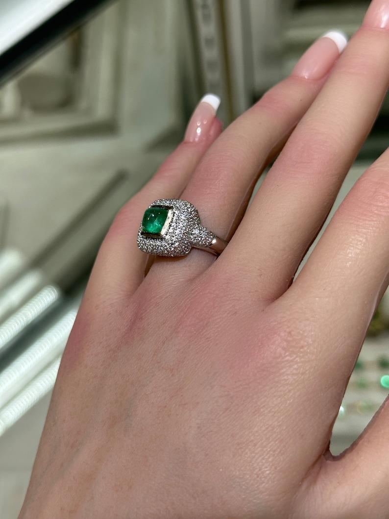 Taglio smeraldo Anello con smeraldo cabochon e diamanti da 2,54tcw 14K - Design raro in vendita