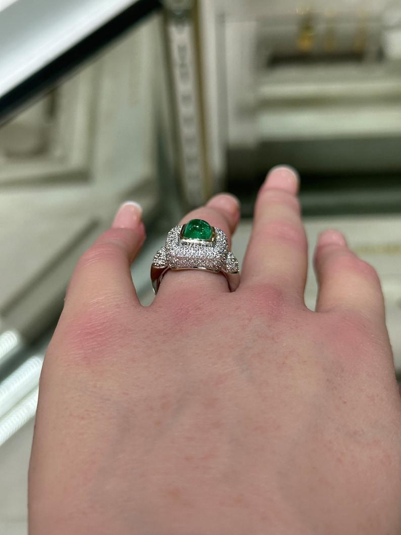 Anello con smeraldo cabochon e diamanti da 2,54tcw 14K - Design raro In condizioni Nuovo in vendita a Jupiter, FL