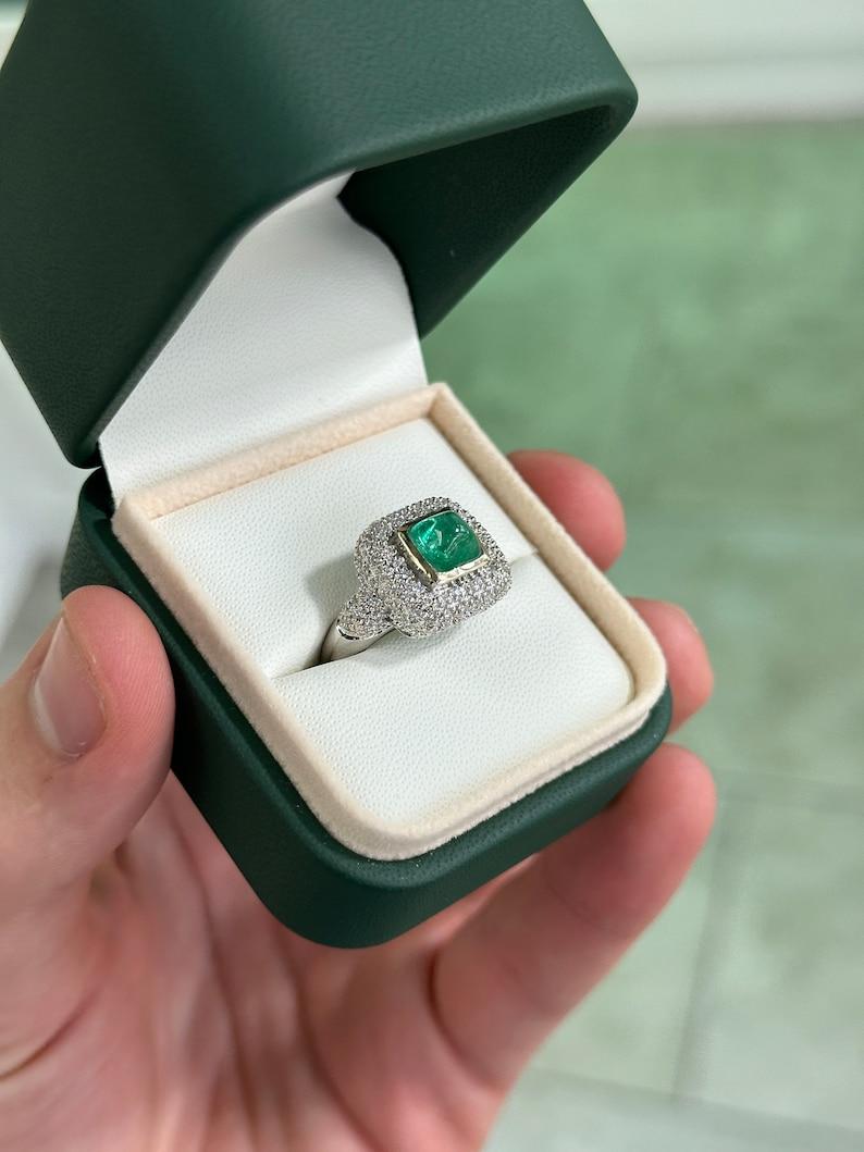 Anello con smeraldo cabochon e diamanti da 2,54tcw 14K - Design raro in vendita 1