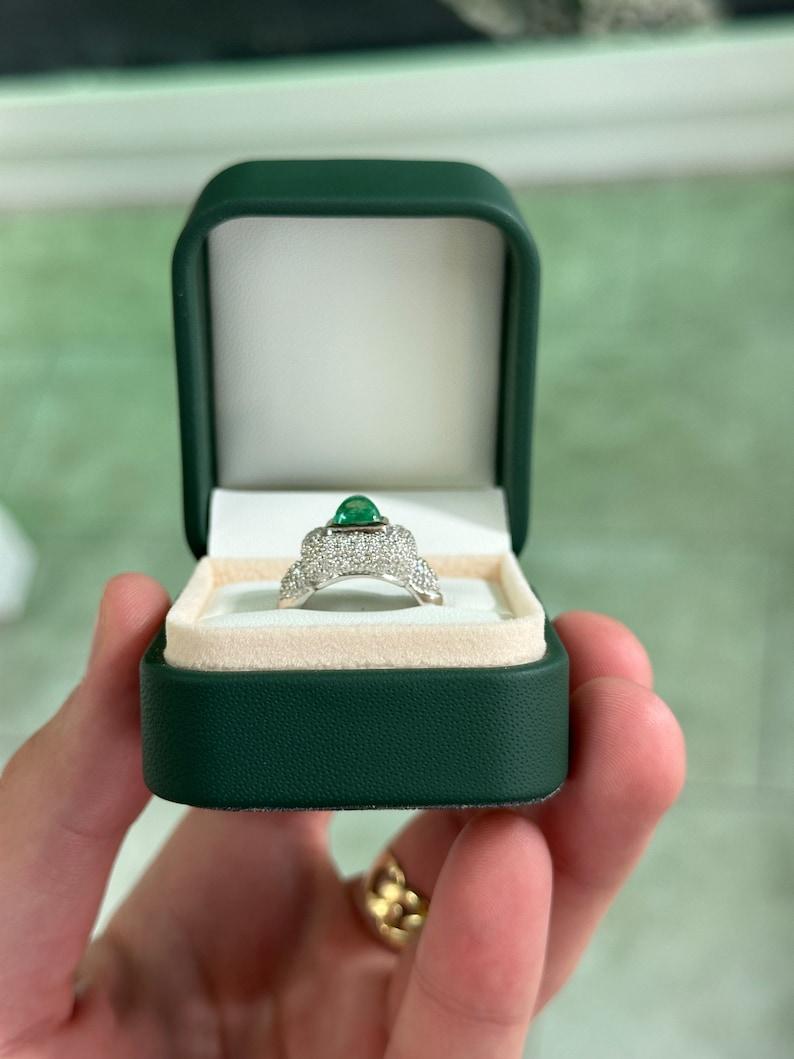 Anello con smeraldo cabochon e diamanti da 2,54tcw 14K - Design raro in vendita 2
