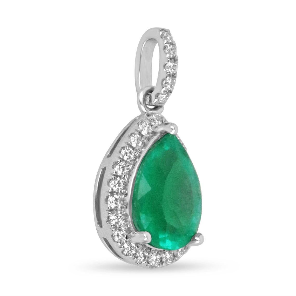 Ein absolut atemberaubender, natürlicher, birnenförmiger, lebhaft grüner Smaragd und Diamant-Halo-Anhänger aus 18 Karat Weißgold. Der Mittelstein ist ein ethisch beschaffter kolumbianischer Smaragd Birne von feiner Qualität, hat der Smaragd