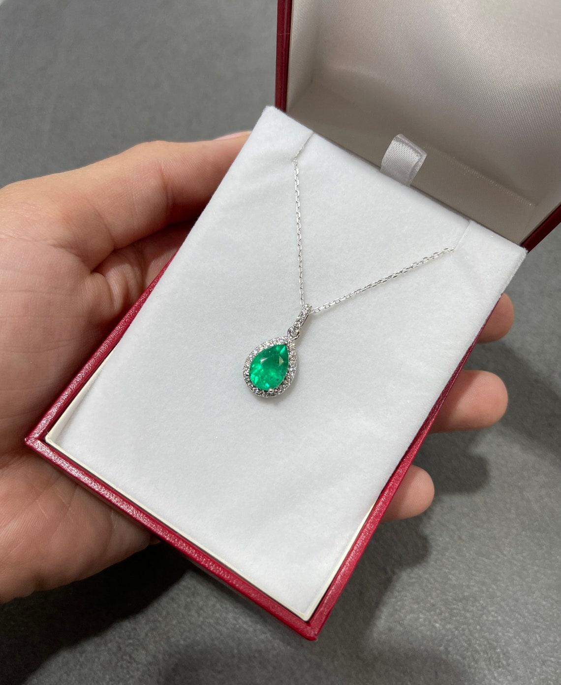 2,54 tcw 18K Weißgold Vivid Green Emerald & Diamant Halo Anhänger Pear Emerald (Tropfenschliff) im Angebot