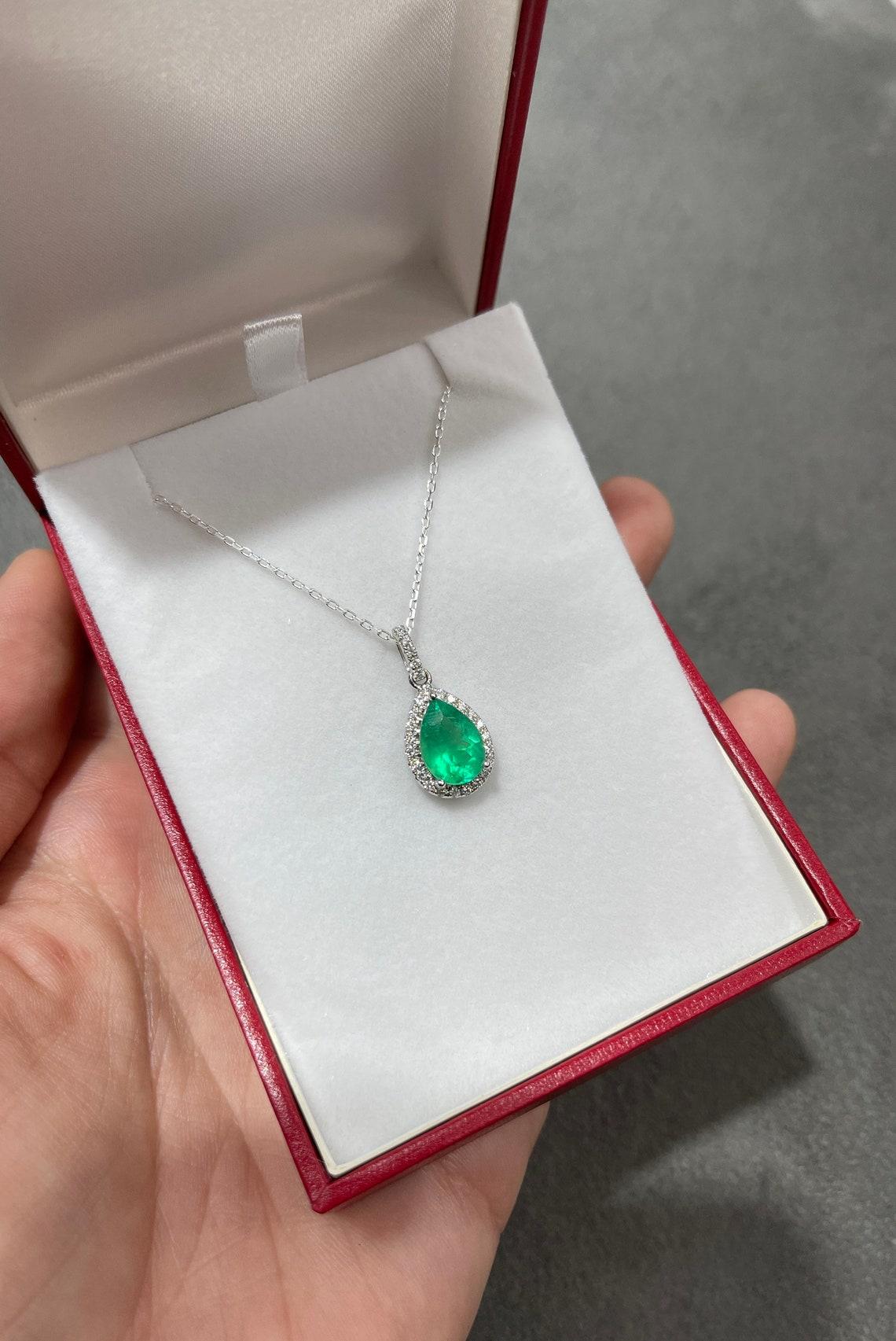 2,54 tcw 18K Weißgold Vivid Green Emerald & Diamant Halo Anhänger Pear Emerald im Zustand „Neu“ im Angebot in Jupiter, FL