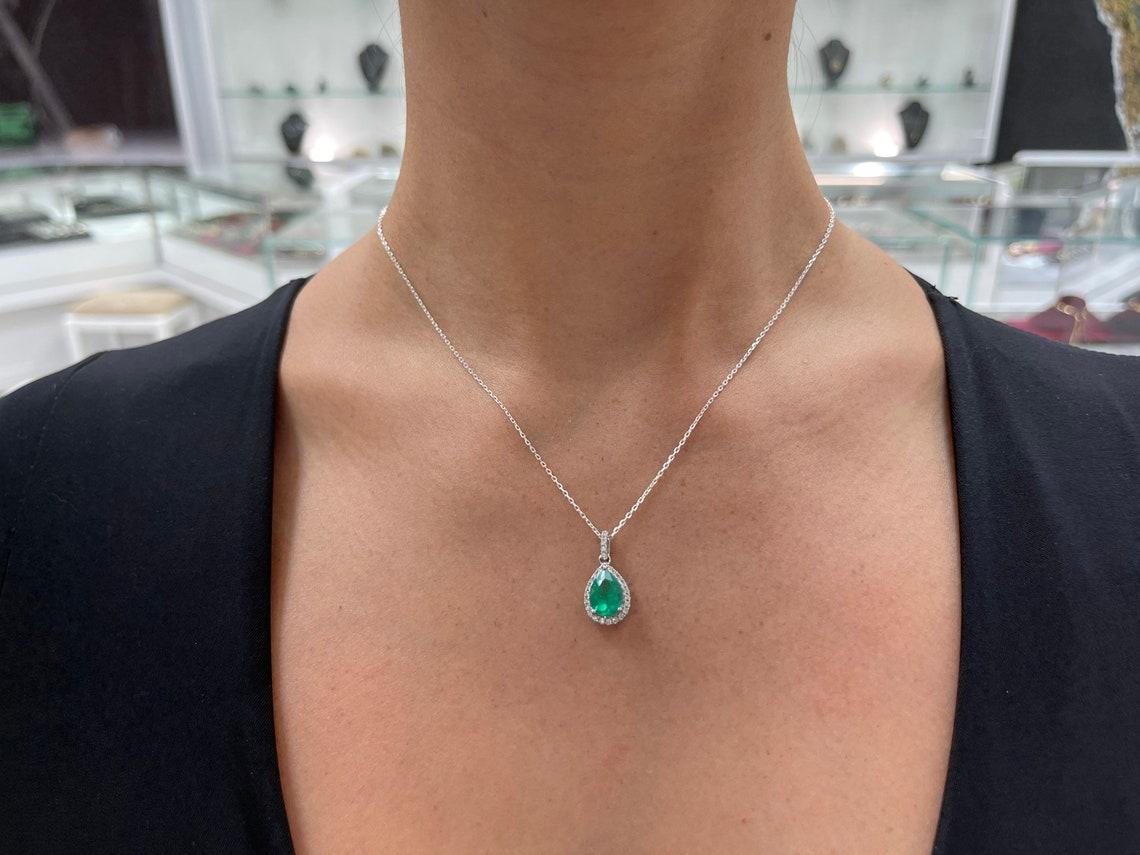 2,54 tcw 18K Weißgold Vivid Green Emerald & Diamant Halo Anhänger Pear Emerald Damen im Angebot