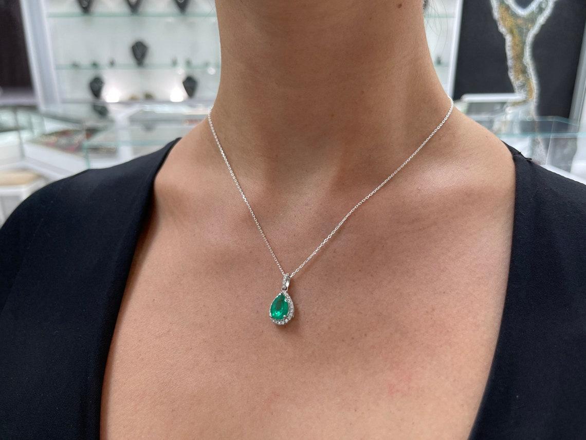 2,54 tcw 18K Weißgold Vivid Green Emerald & Diamant Halo Anhänger Pear Emerald im Angebot 1