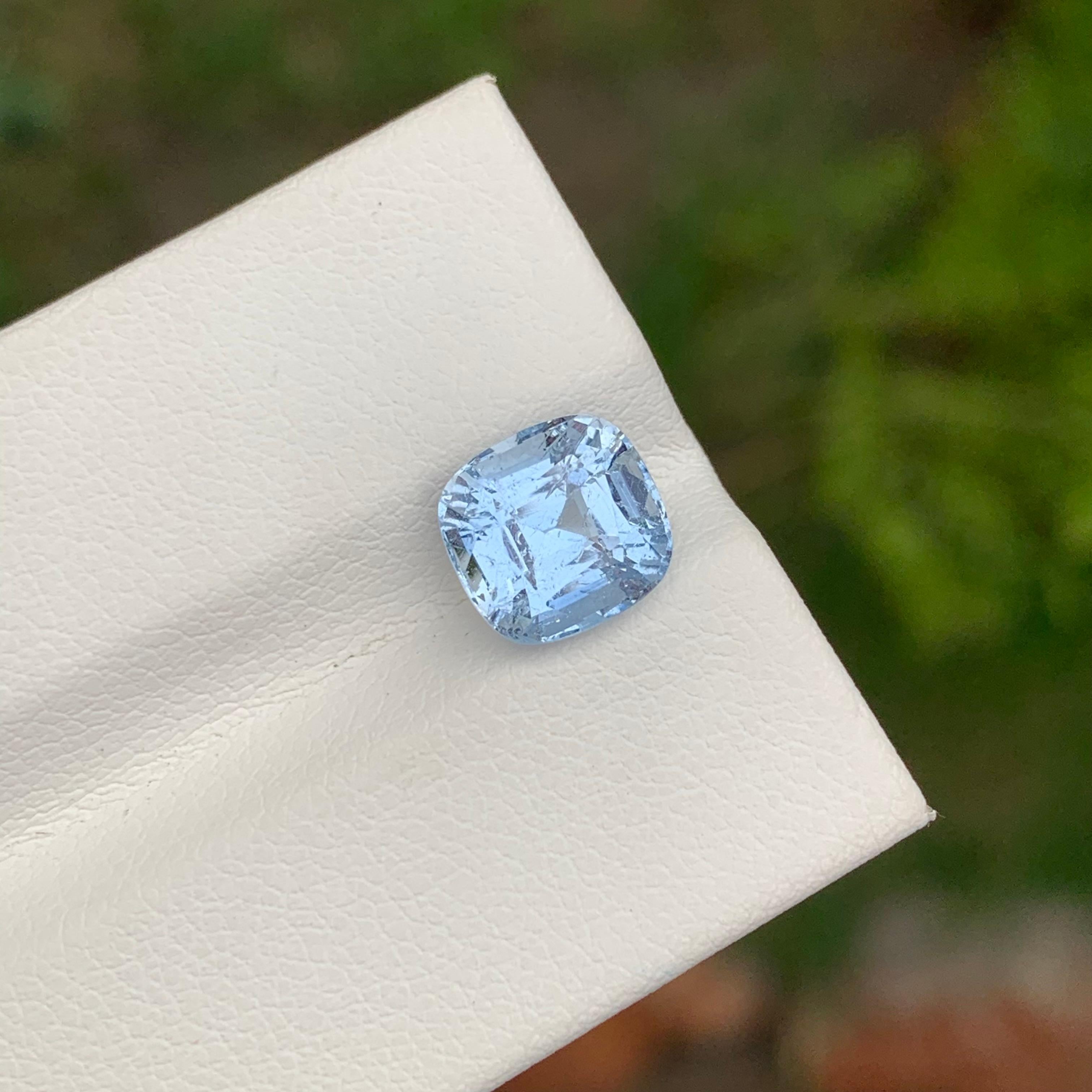 Arts and Crafts 2,55 Carati Bellissima gemma sfaccettata di goshenite blu pallido leggermente inclusa in vendita