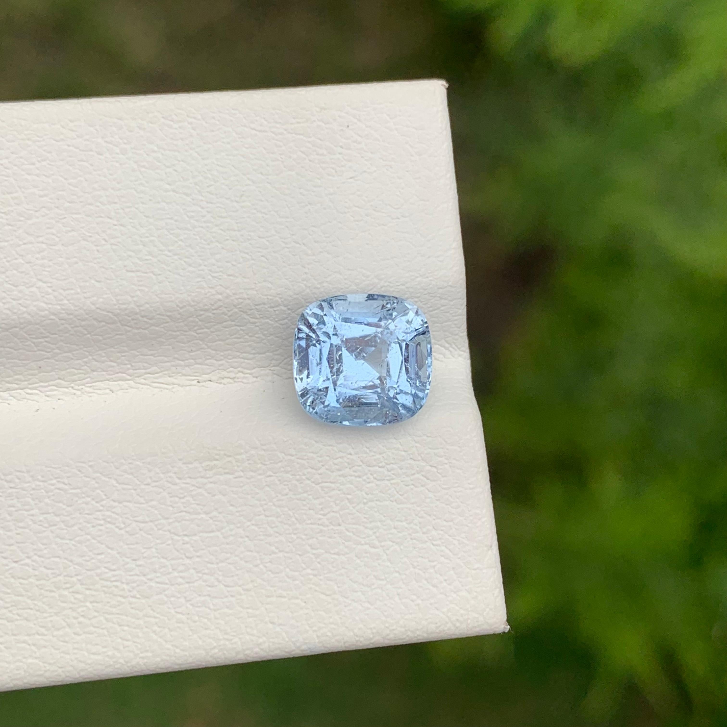 Taglio cuscino 2,55 Carati Bellissima gemma sfaccettata di goshenite blu pallido leggermente inclusa in vendita