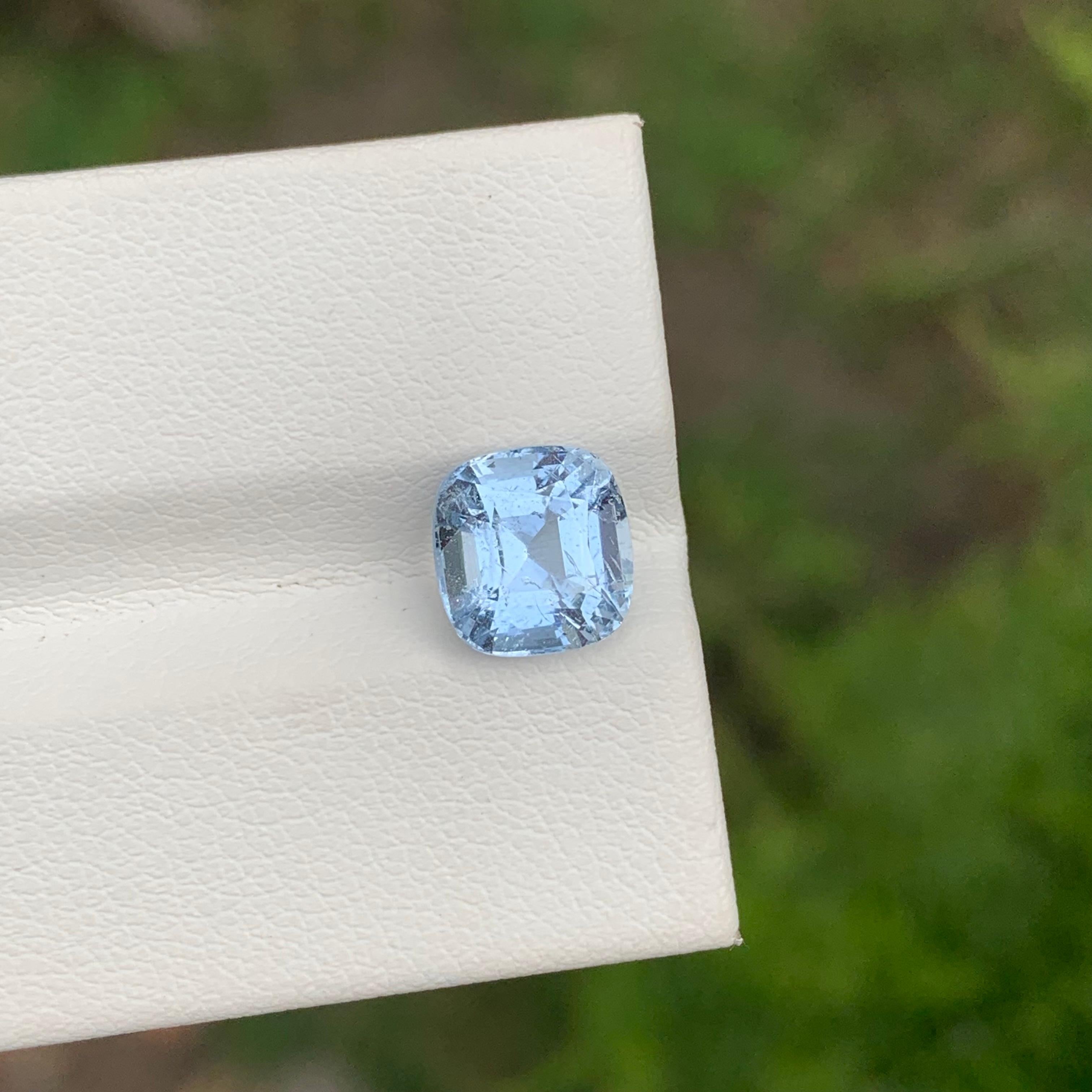 2,55 Carati Bellissima gemma sfaccettata di goshenite blu pallido leggermente inclusa in vendita 1