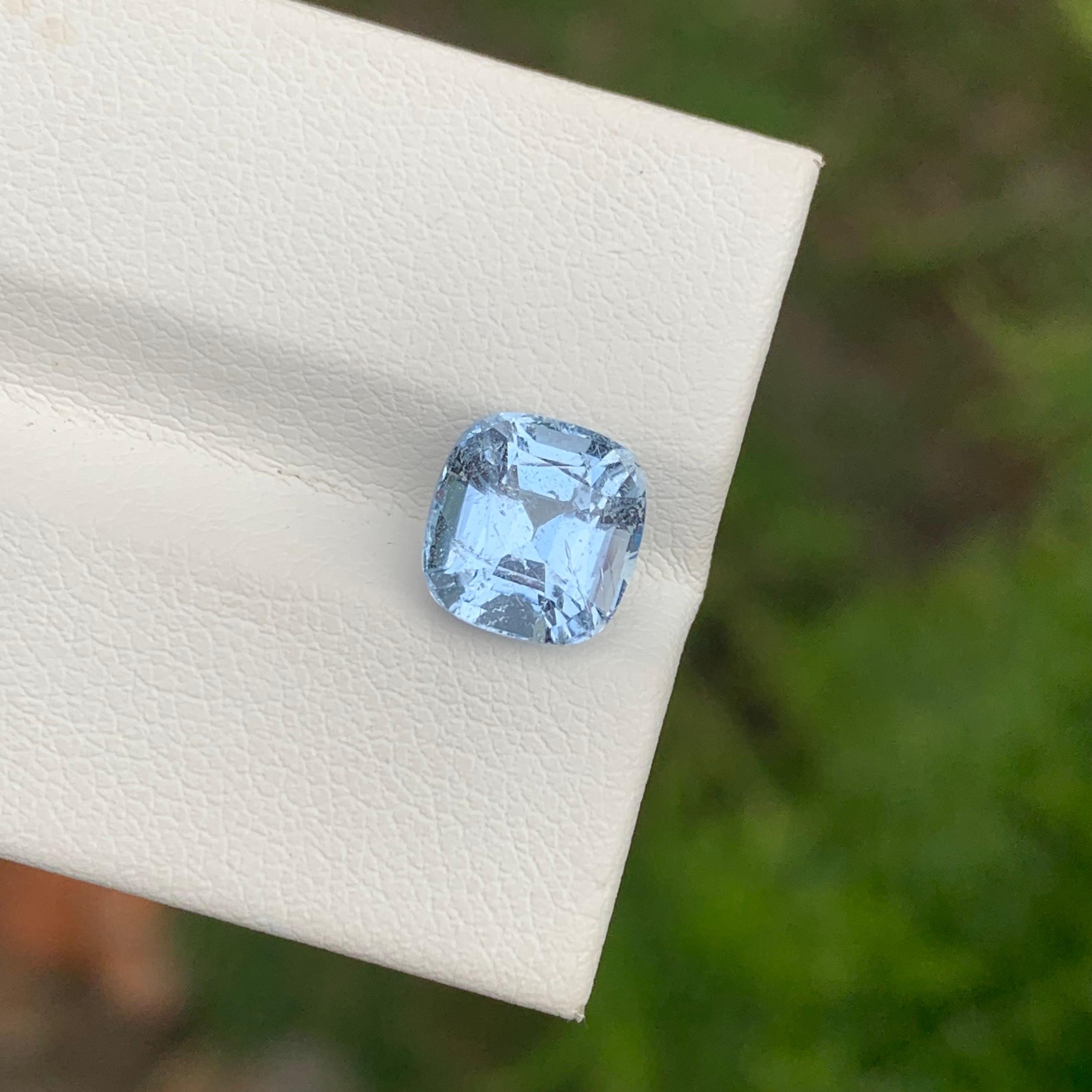 2,55 Carati Bellissima gemma sfaccettata di goshenite blu pallido leggermente inclusa in vendita 2