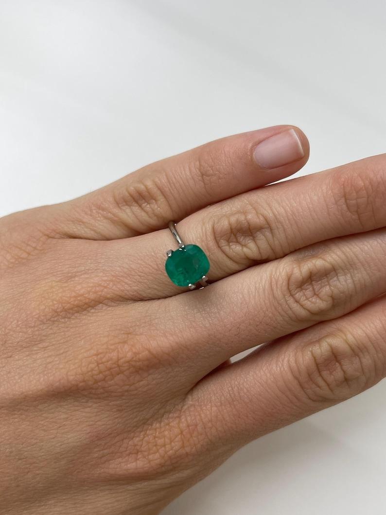 Esmeralda colombiana verde intenso de 2,55 quilates - 9x8 Gema auténtica talla cojín Mayo en venta 1