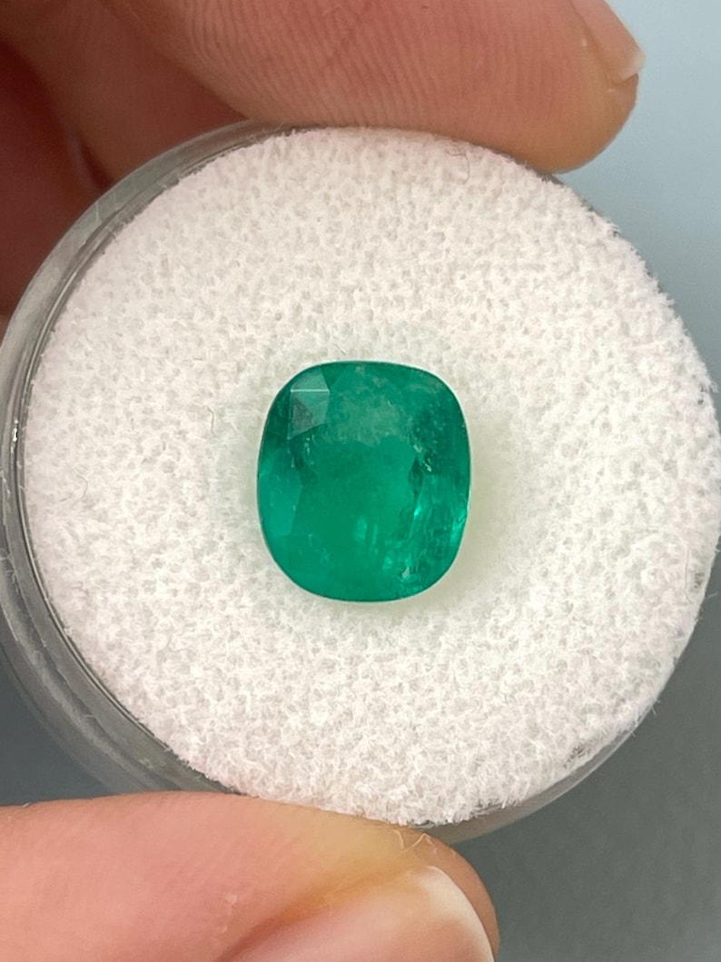 Piedra: Esmeralda
Peso: 2,55 quilates
Forma: Corte de cojín
Claridad: Transparente
Lustre: Muy bueno-Bueno
Color: Verde intenso
Medidas: 9,27 mm x 8,23 mm x 5,52 mm
Origen geográfico: Colombia
Tratamiento: Natural, Aceite

Observaciones: Debido a