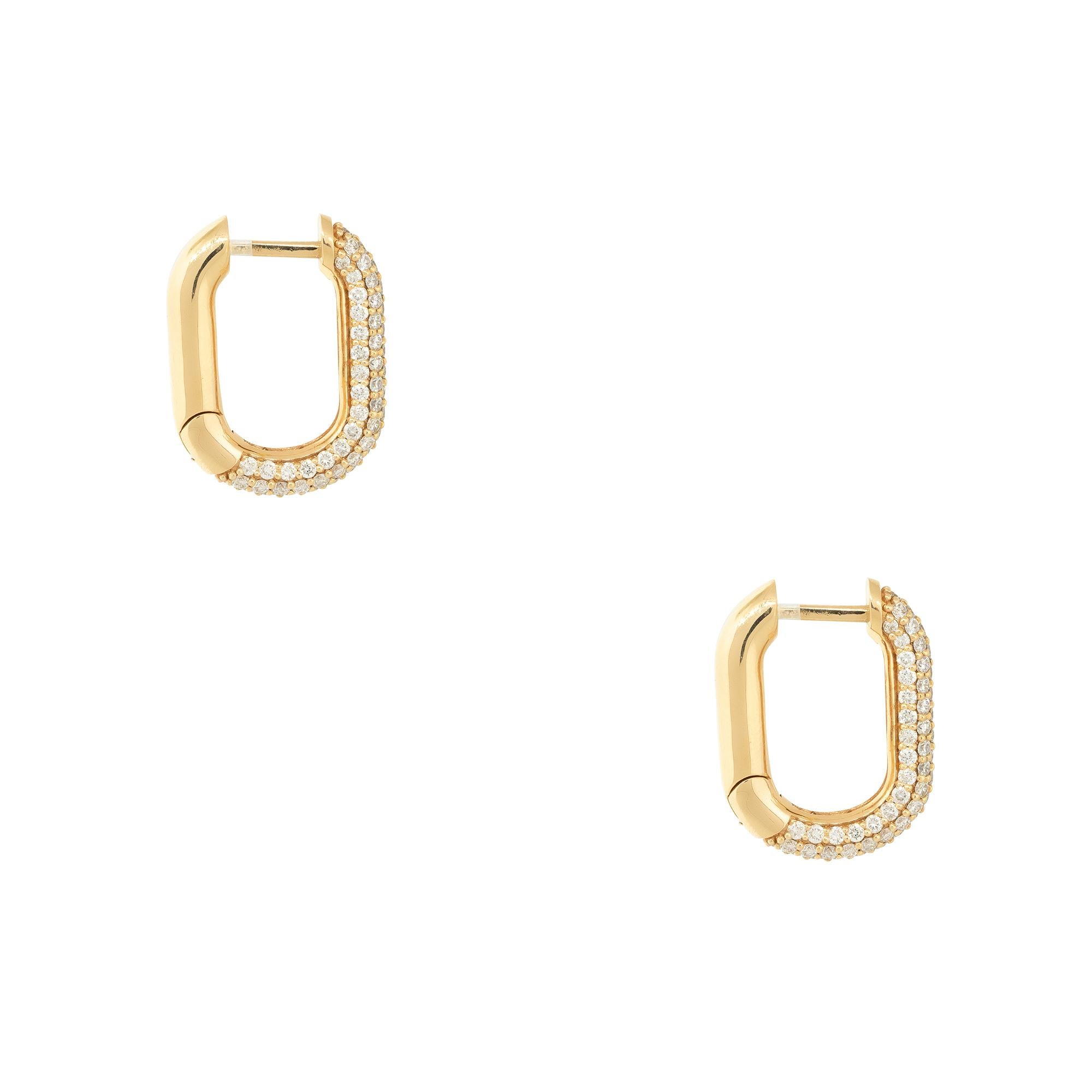 18k Gelbgold 2,55ctw Diamant röhrenförmige Rechteck Hoop-Ohrringe
MATERIAL: 18k Gelbgold
Diamant-Details: Ungefähr 2,55ctw runde Brillantdiamanten
Artikel Abmessungen: 17,3 mm x 3,95 mm x 23,3 mm
Ohrring-Rückseiten: Klammerrücken
Artikelgewicht: