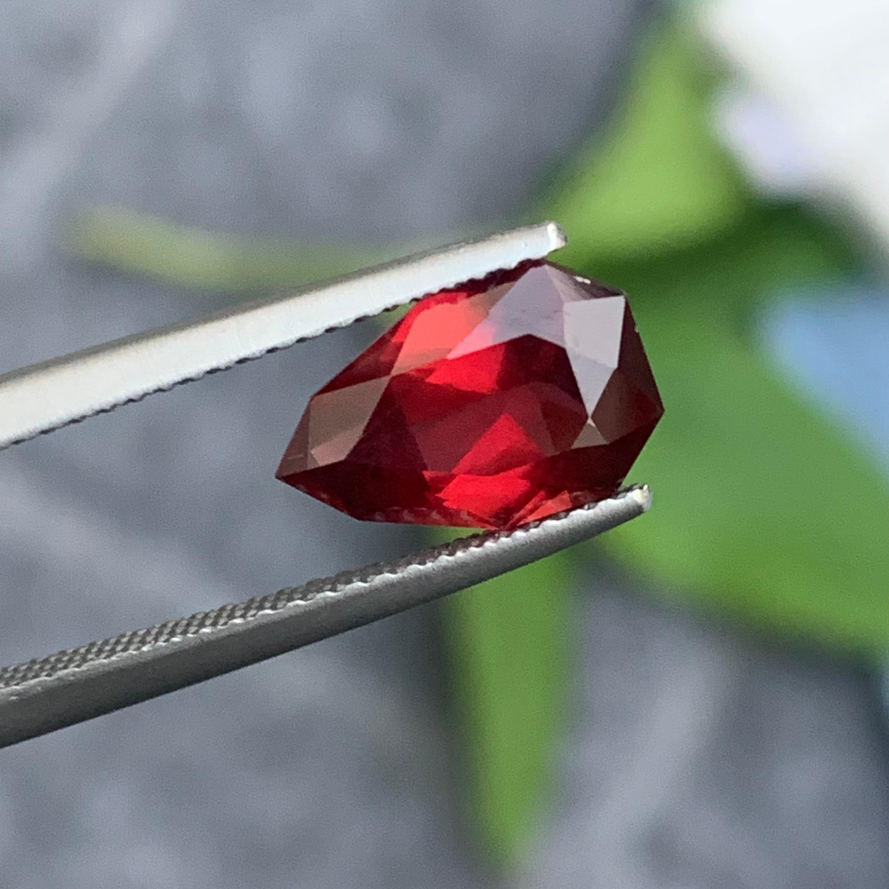 2.55 Carat Natural Faceted Red Rhodolite Garnet Tear Shape For Jewelry Making In New Condition For Sale In Peshawar, PK