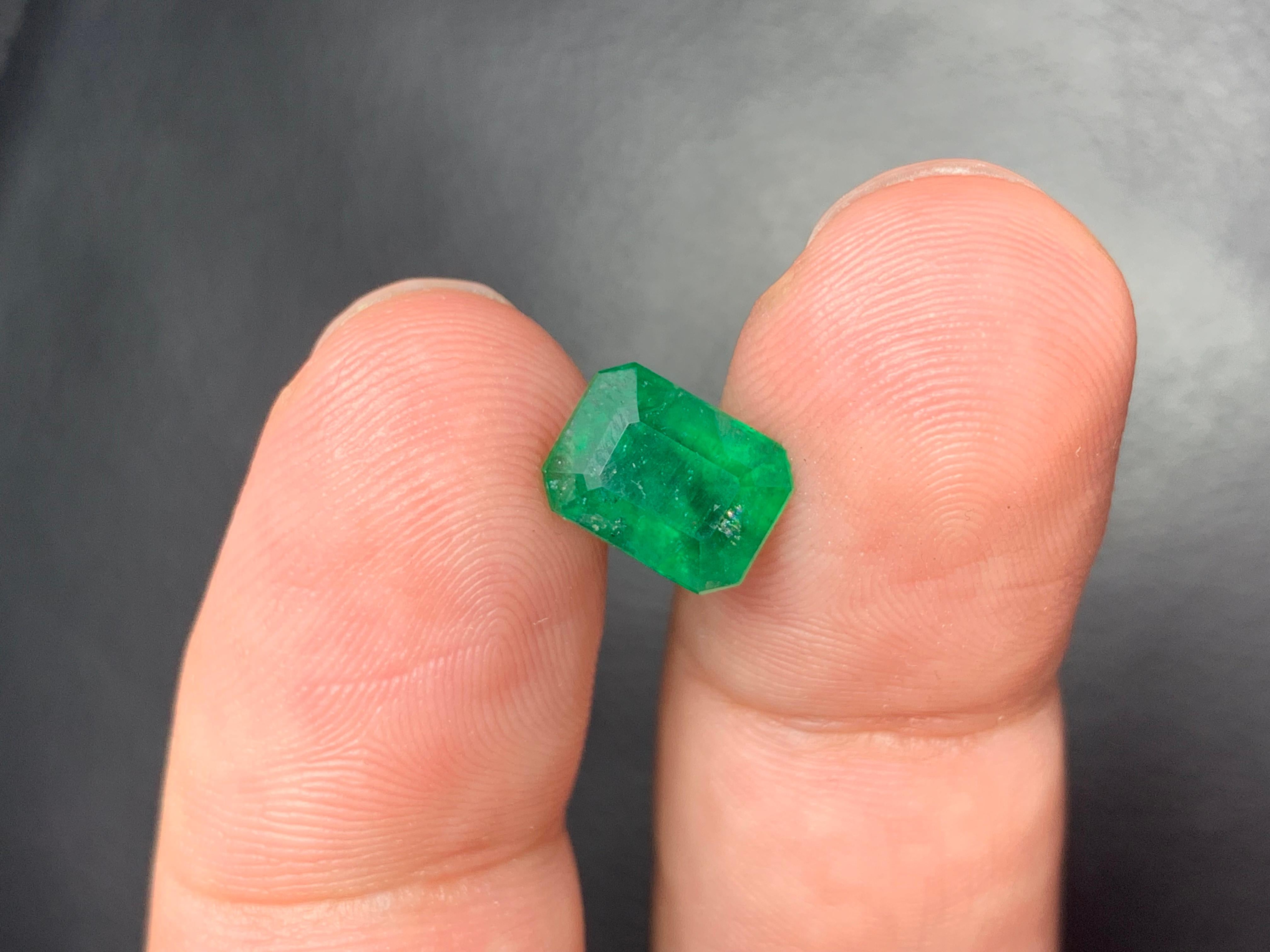 2.55 Carat Natural Loose Emerald Gemstone From Swat, Pakistan For Sale 2