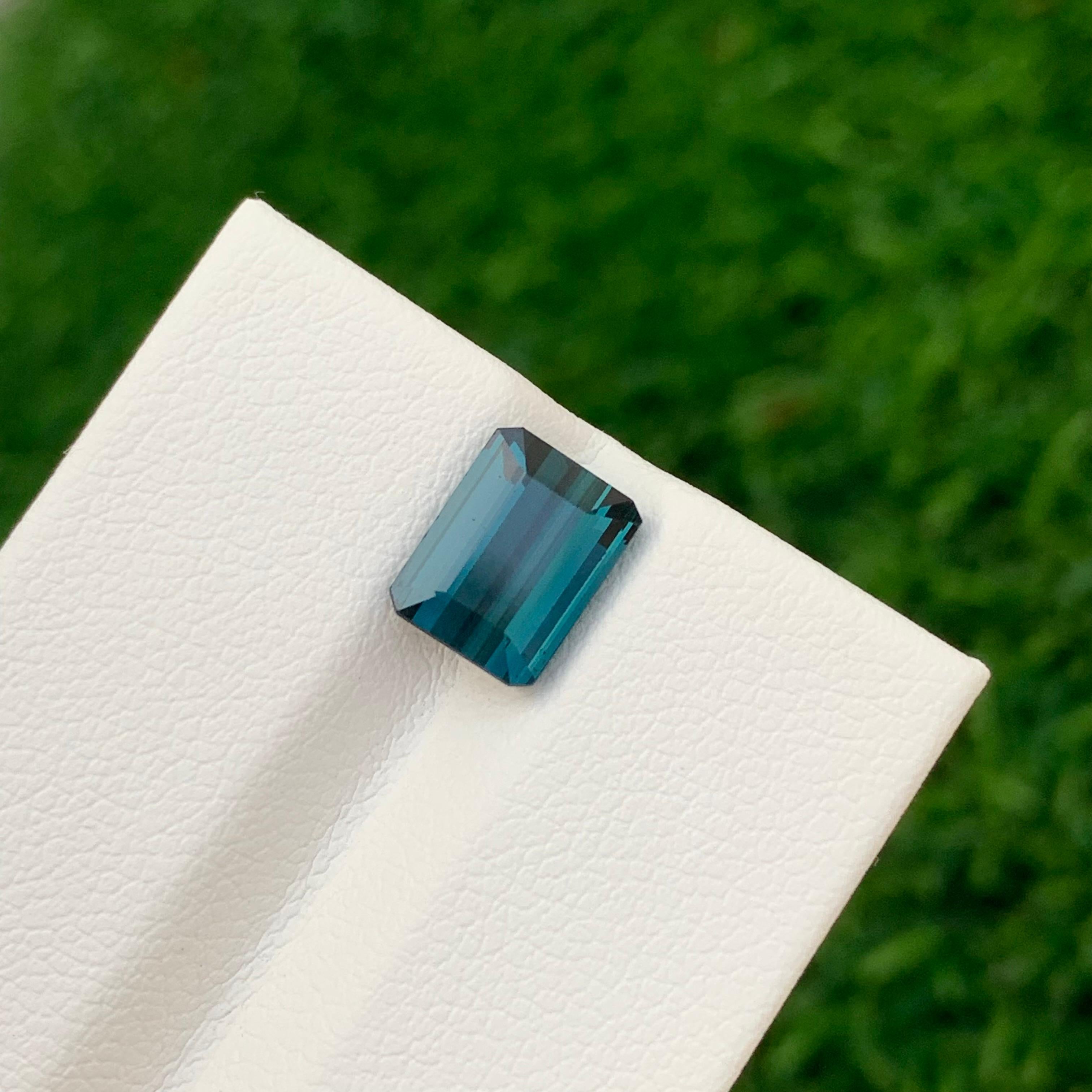 Arts and Crafts Pierre précieuse tourmaline indicolite naturelle non sertie de 2.55 carat en forme d'émeraude en vente