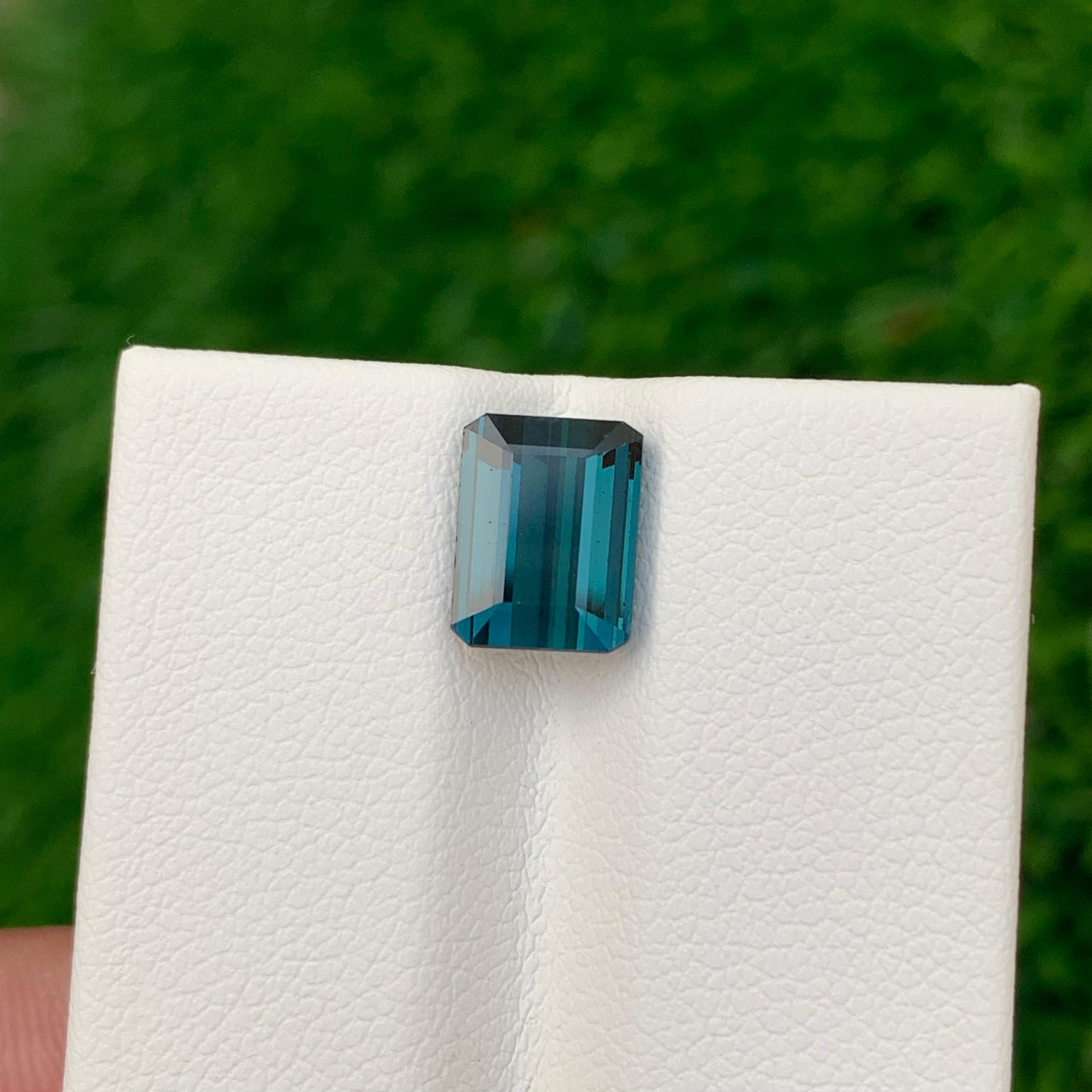 Taille émeraude Pierre précieuse tourmaline indicolite naturelle non sertie de 2.55 carat en forme d'émeraude en vente