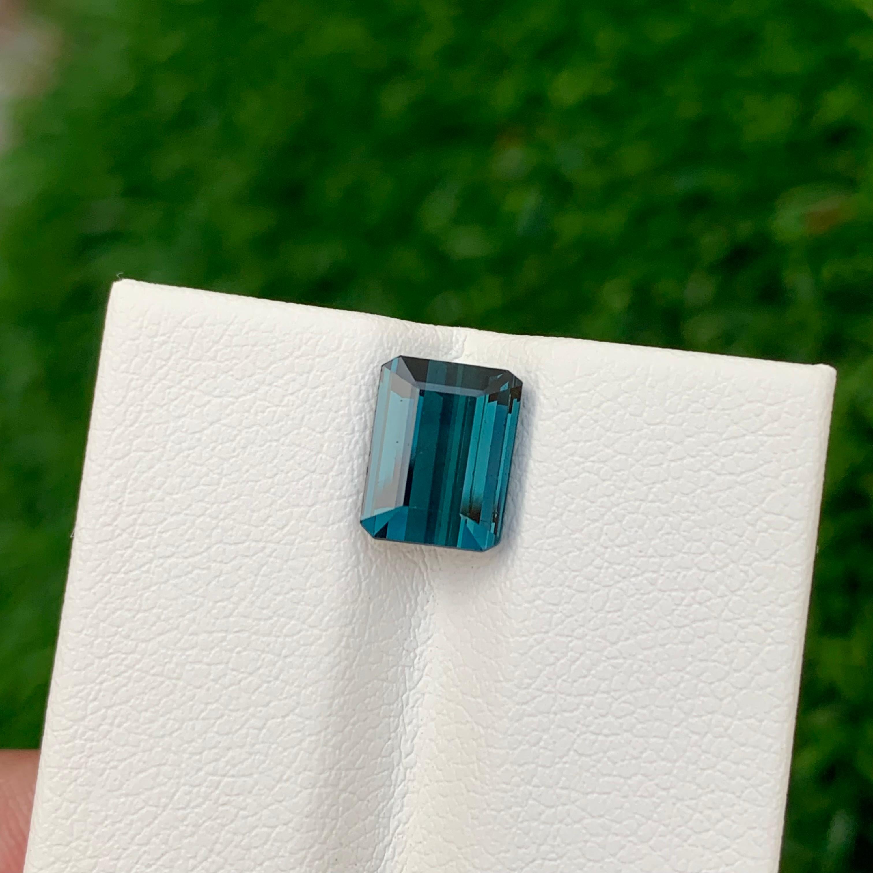 Pierre précieuse tourmaline indicolite naturelle non sertie de 2.55 carat en forme d'émeraude Unisexe en vente