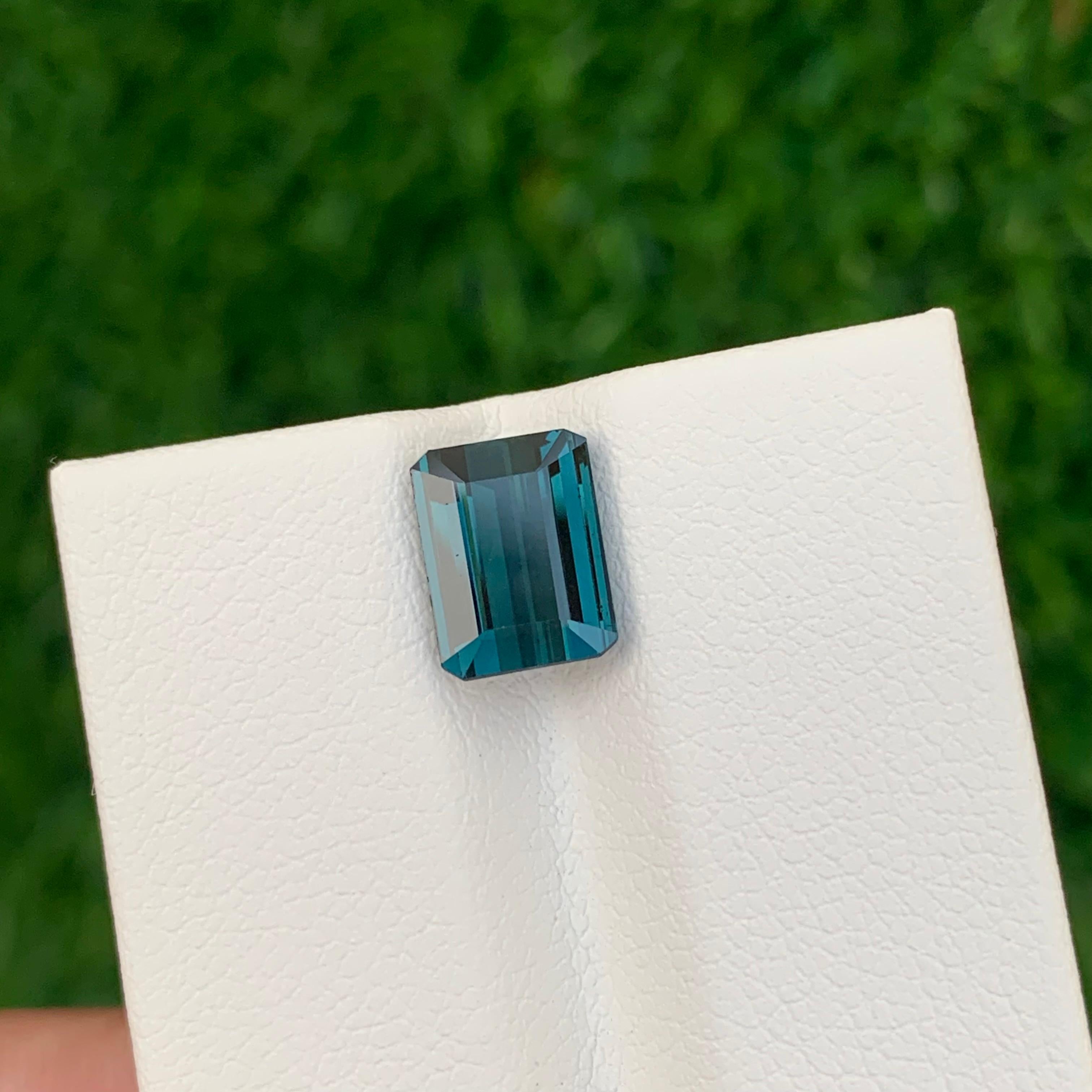 Pierre précieuse tourmaline indicolite naturelle non sertie de 2.55 carat en forme d'émeraude en vente 2