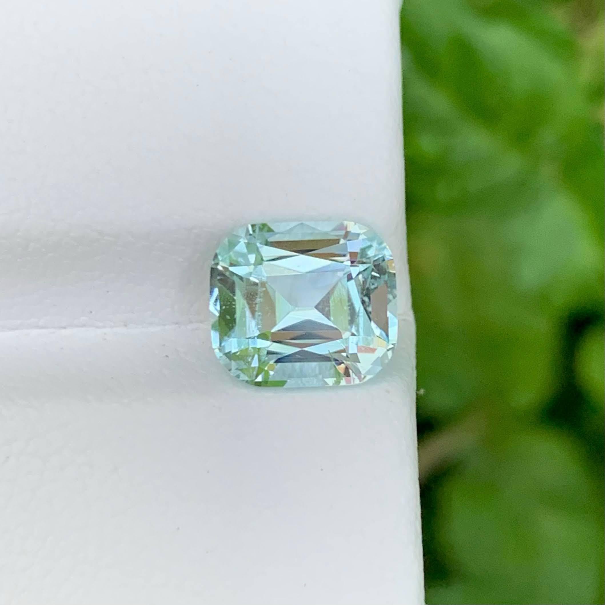 Peso 2,55 carati 
Dimensioni 8,9x7,9x5,8 mm
Trattamento Nessuno 
Origine Pakistan 
Chiarezza VVS 
Forma taglio cuscino 





Eleva la tua collezione con questa acquamarina azzurra naturale sfusa da 2,55 carati, finemente lavorata con un taglio a