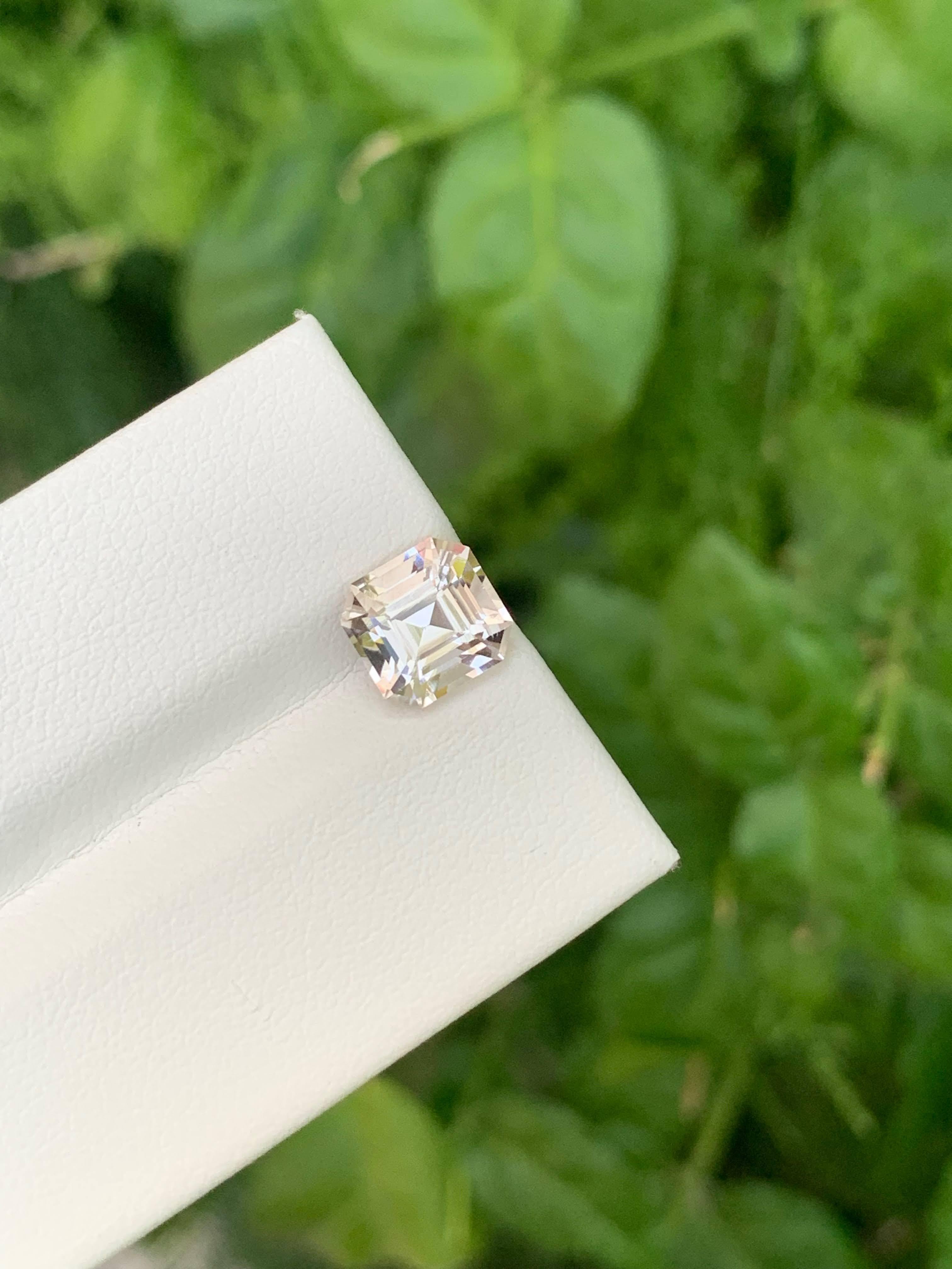 2.55 Carati Nature sciolti Topazio d'oro chiaro Pietra pakistana a taglio Asscher in vendita 2