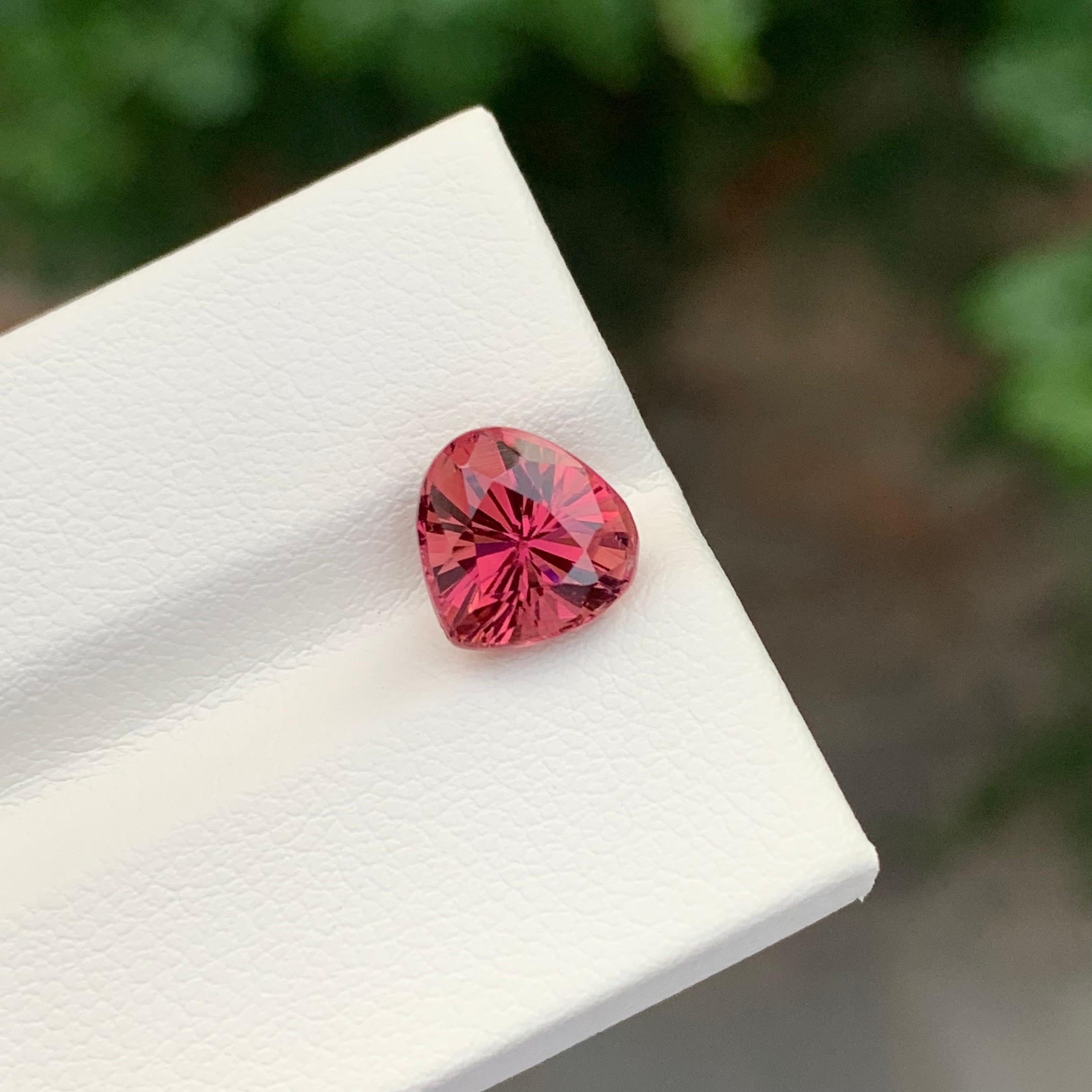 Tourmaline rose pêche facettée

Poids : 2,55 carats
Dimension : 8,3 x 8,6 x 6,8 mm
Couleur : Rose pêche
Traitement : Non
Certificat : Sur demande du client
Forme : Poire 


La tourmaline est une pierre précieuse captivante connue pour sa remarquable