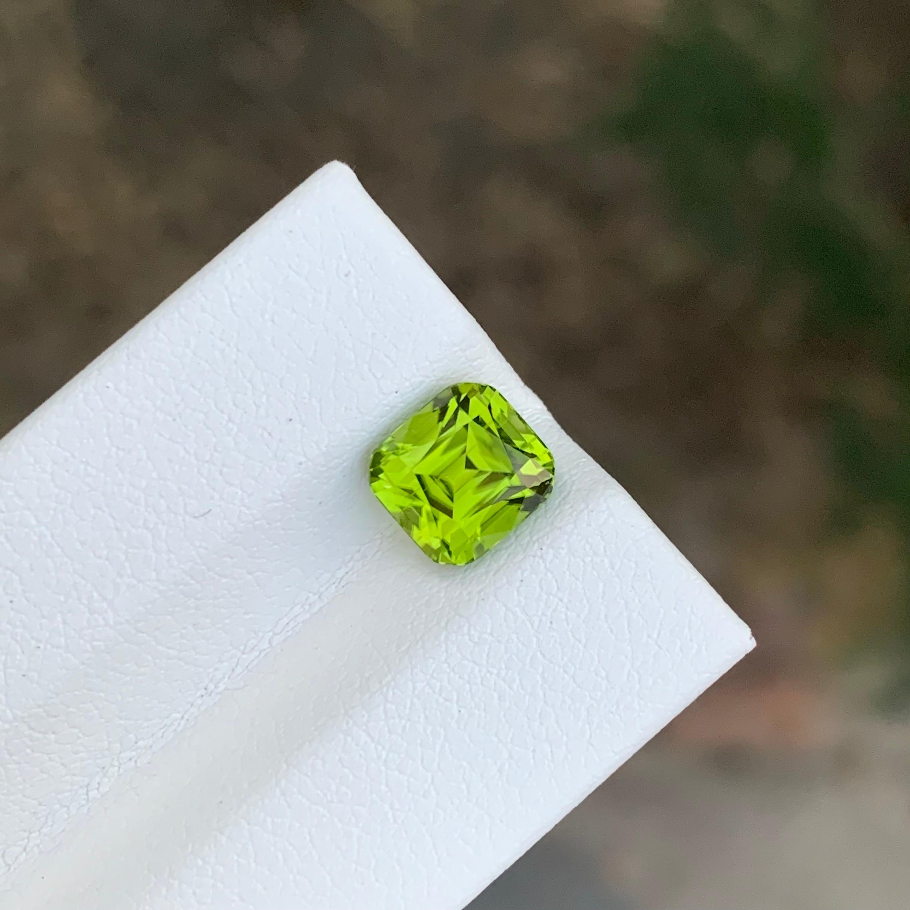 2.55 Karat natürlicher loser Peridot Cushion Shape Edelstein (Arts and Crafts) im Angebot