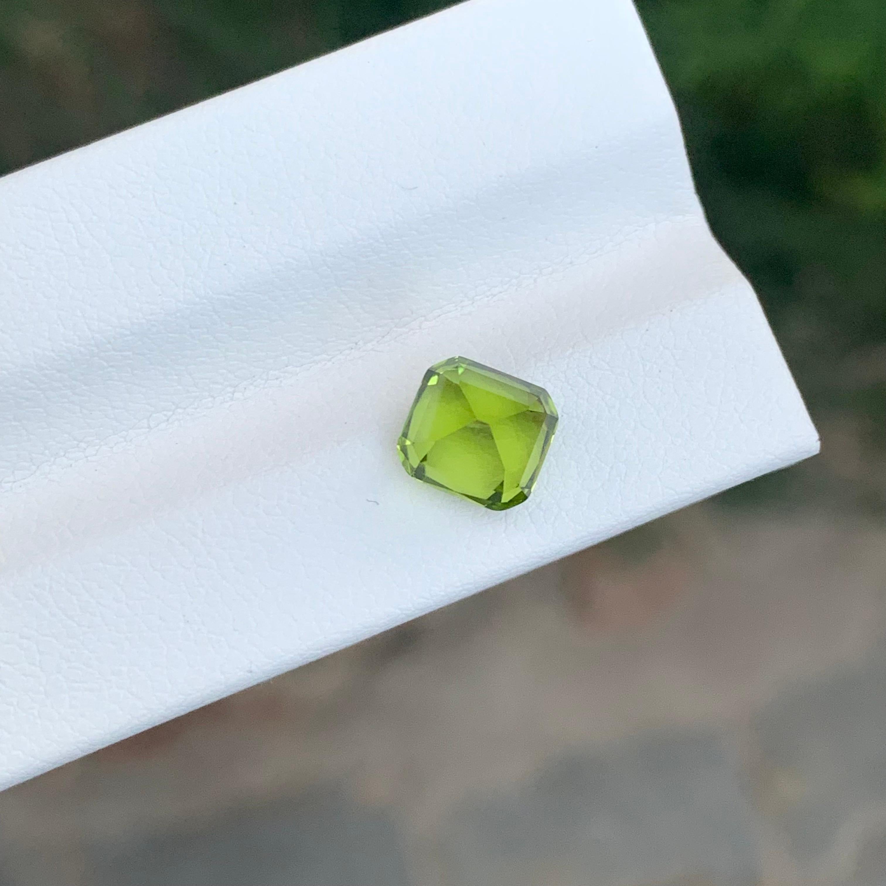 2.55 Karat natürlicher loser Peridot Cushion Shape Edelstein im Zustand „Neu“ im Angebot in Peshawar, PK