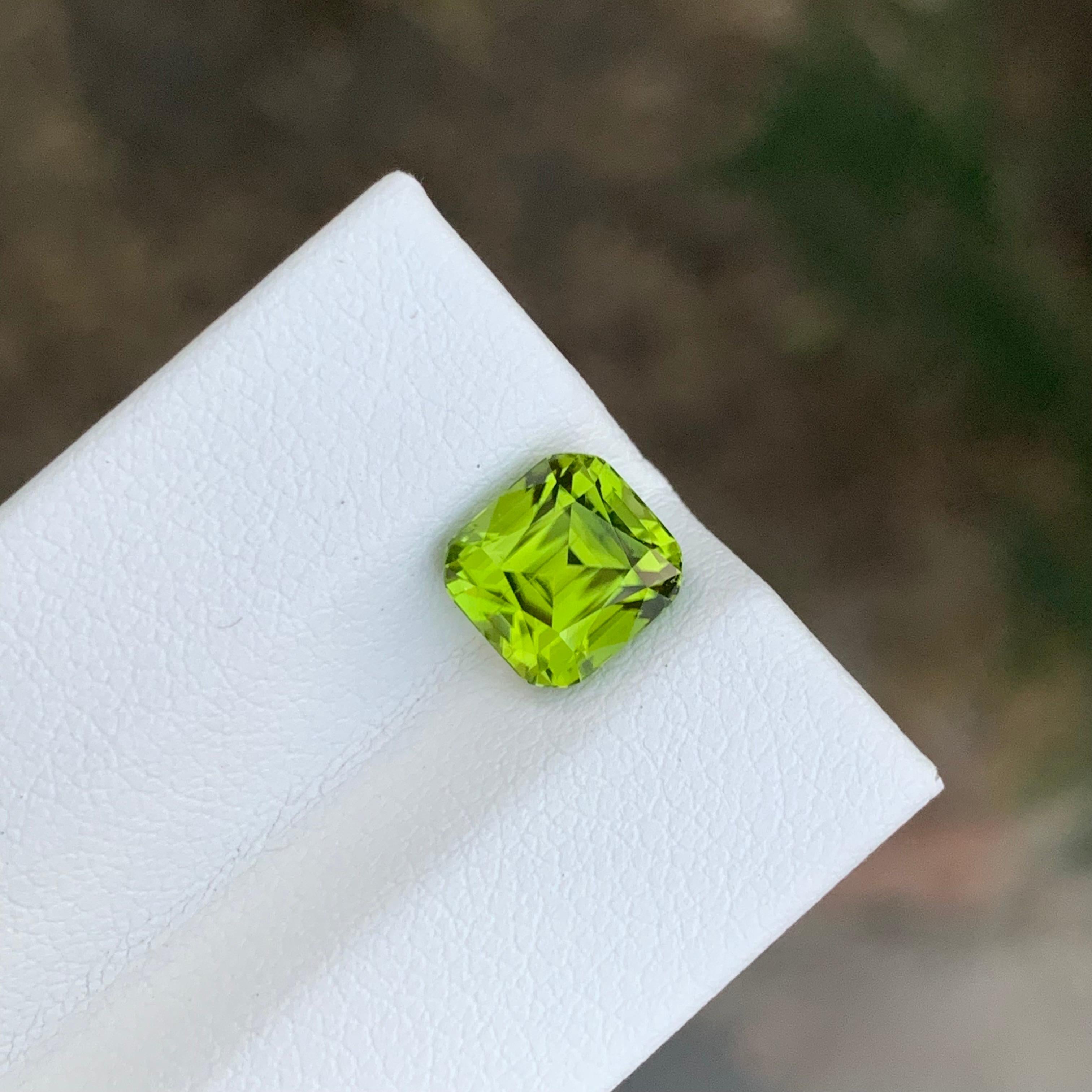 2.55 Karat natürlicher loser Peridot Cushion Shape Edelstein für Damen oder Herren im Angebot