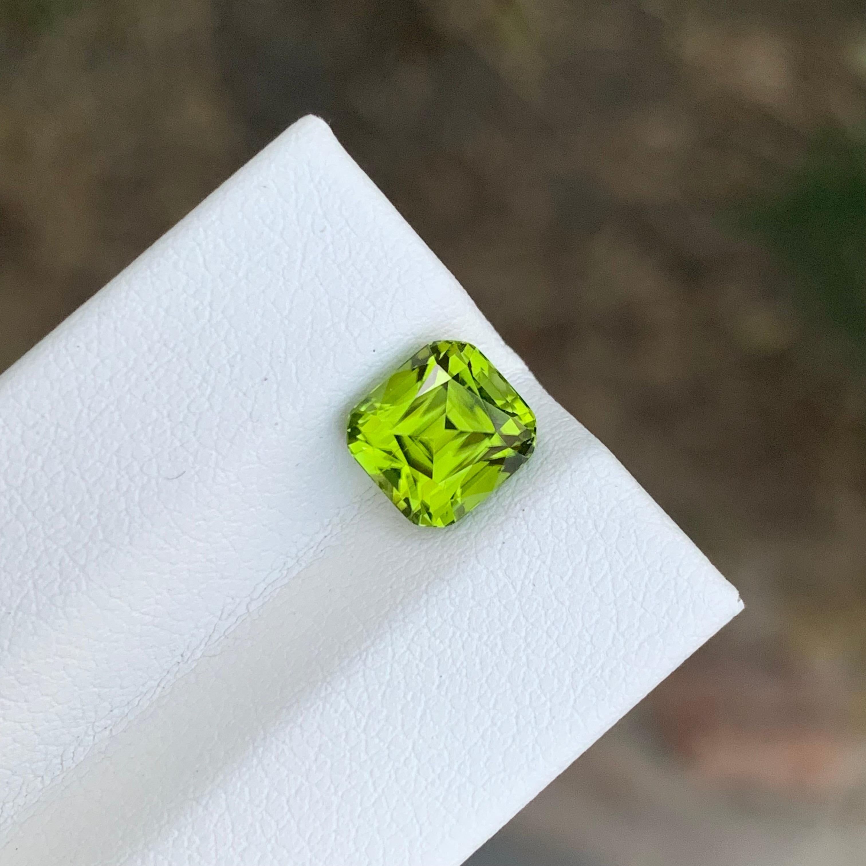 2.55 Karat natürlicher loser Peridot Cushion Shape Edelstein im Angebot 1