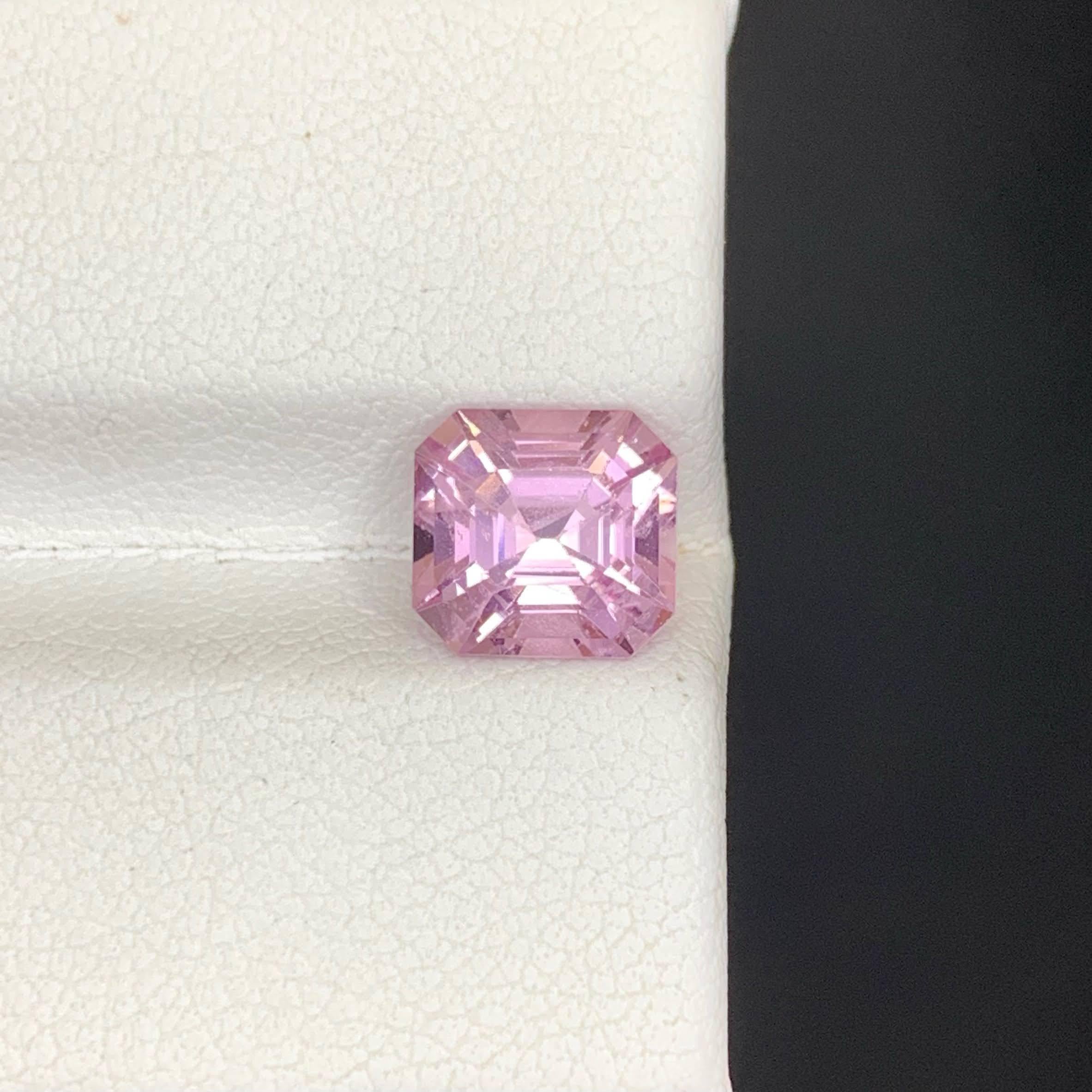 Gewicht 2,55 Karat 
Abmessungen 7.7x7.2x5.5mm
Behandlung Keine 
Herkunft Tansanisch 
Klarheit VVS 
Formschnitt Asscher 




Dieser 2,55 Karat schwere, natürliche, lose rosa Spinell hat einen lebhaften, rosigen Farbton mit außergewöhnlicher Brillanz