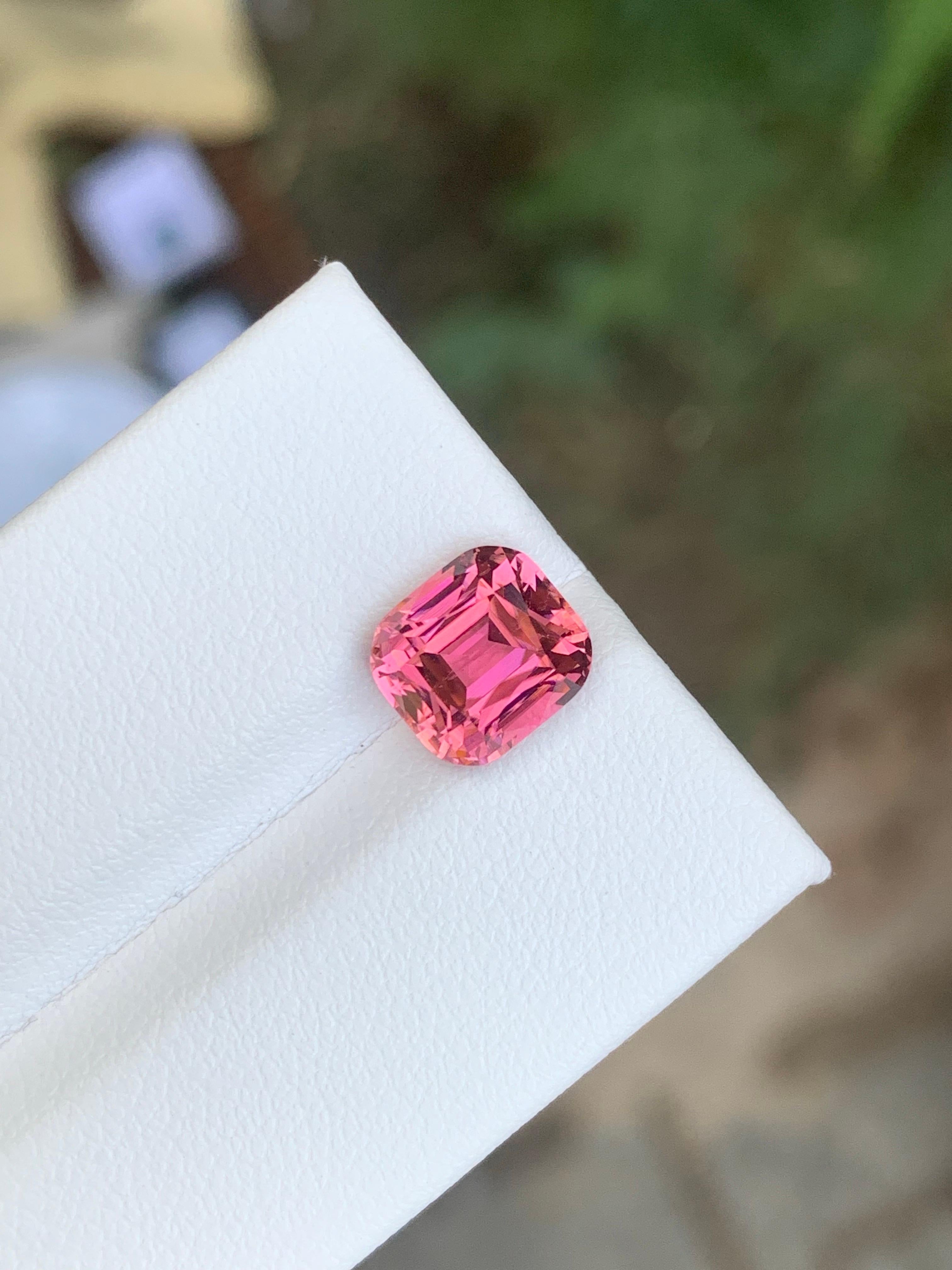 Arts and Crafts 2,55 carati di tormalina rosa naturale sciolta con taglio a cuscino dall'Afghanistan in vendita