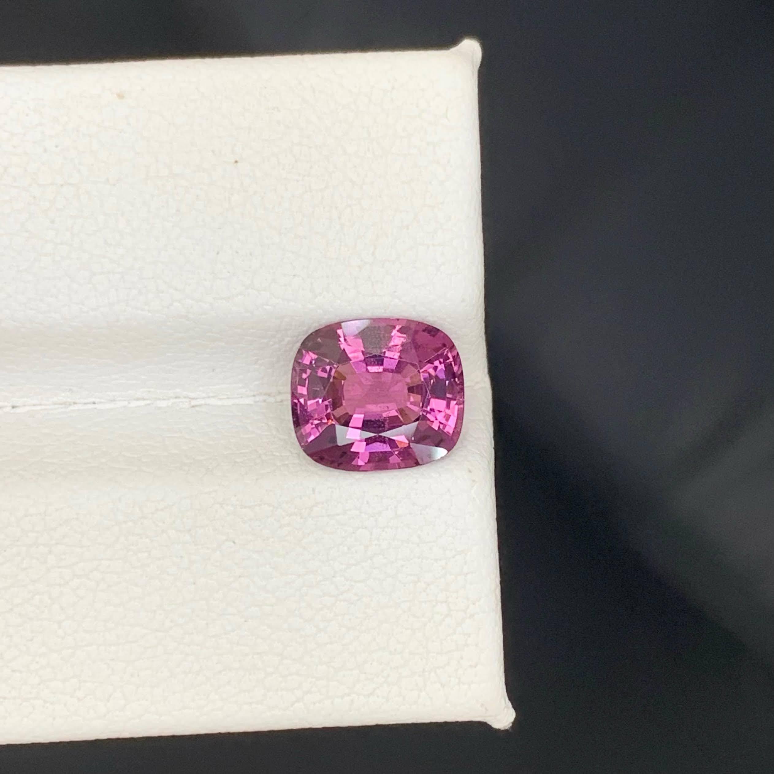 Peso 2,55 carati
Dimensioni 8,7x7,7x4,8 mm
Trattamento Nessuno 
Origine Birmana
Clarity Loup Clean 
Forma taglio cuscino 




Questo spinello rosa violaceo sciolto naturale da 2,55 carati emana un'accattivante miscela di sfumature rosa e viola,