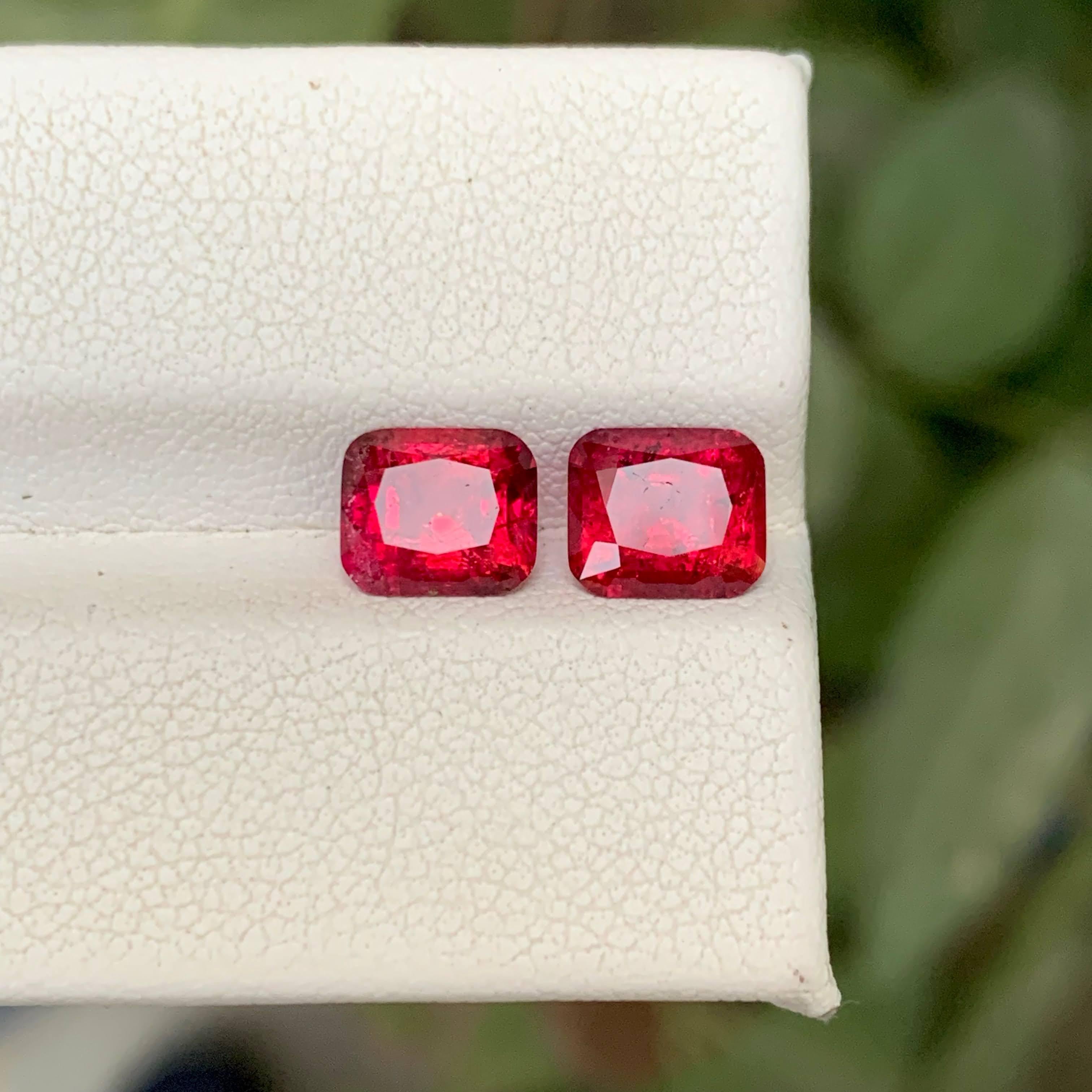 Poids 2,55 carats 
Dimensions 7.0x6.1x4.4mm
Traitement Aucun 
Origine afghane 
Clarity SI
Forme Coupe Coussin 




Cette paire exceptionnelle de tourmalines rubéfiantes de 2,55 carats présente des teintes rose-rouge vibrantes et naturellement riches
