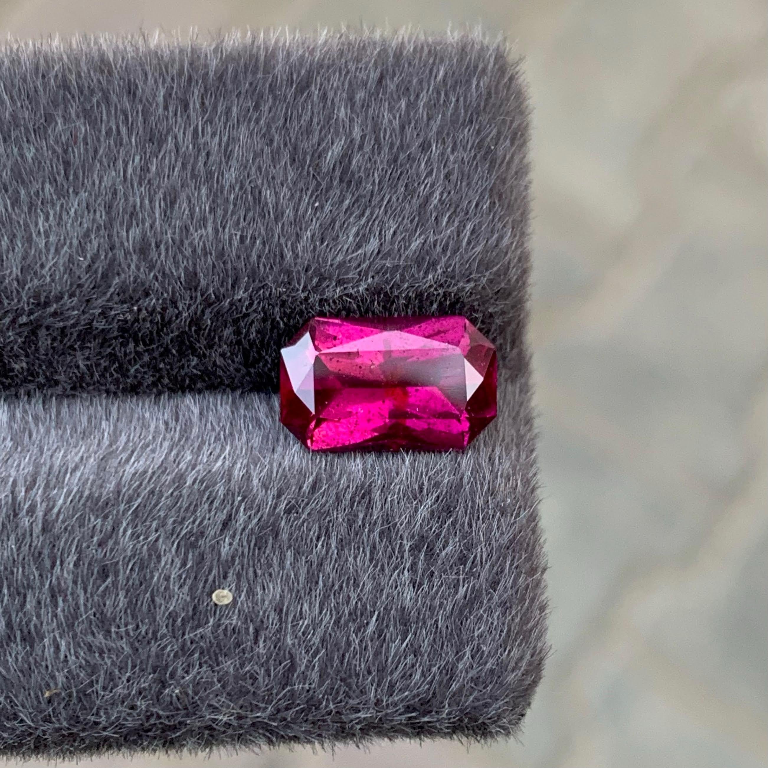 Gewicht 2,55 Karat 
Abmessungen 10.1x6.3x4.3mm
Behandlung Keine 
Herkunft Afrika 
Klarheit SI
Formschnitt Kissen Präzision 




Dieser 2,55 Karat schwere, lose, rötlich-rosafarbene Granat strahlt in einer atemberaubenden Mischung aus satten Rot- und